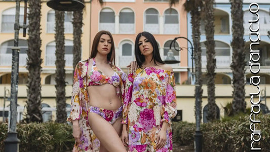 Due modelle indossano bikini e abiti mare floreali di lusso Made in Italy, Soho Moda Mare.