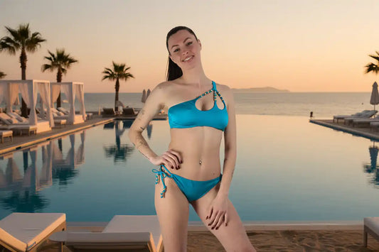 Bikini monospalla turchese con dettagli dorati - beachwear premium My Soho estate 2026