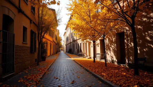 Strada italiana con case color ocra e alberi autunnali, foglie gialle sul marciapiede
