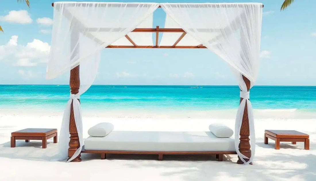 Letto da spiaggia con baldacchino bianco su sabbia bianca e mare turchese, resort Soho Moda Mare.