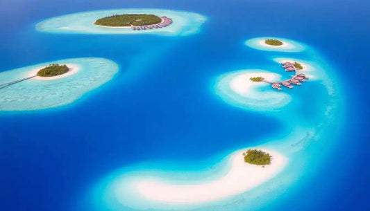 Vista aerea di isole tropicali con mare turchese e spiagge bianche, moda mare resort lusso