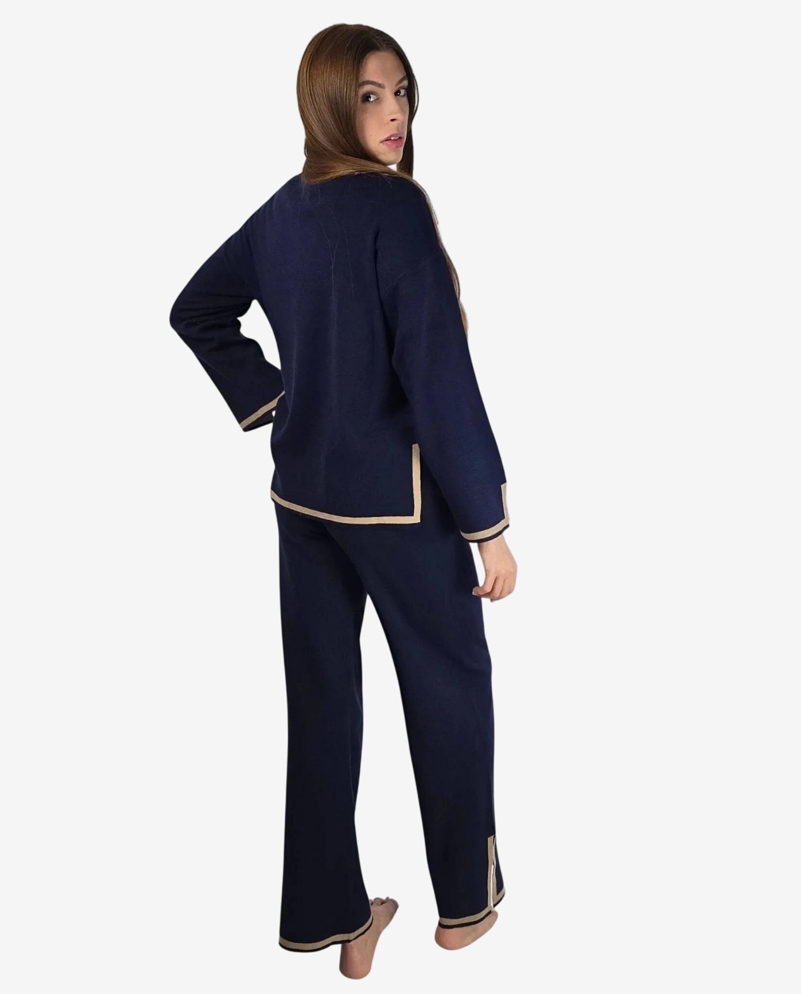 Completo in maglia blu notte con profili color camel composto da maglia e pantaloni.