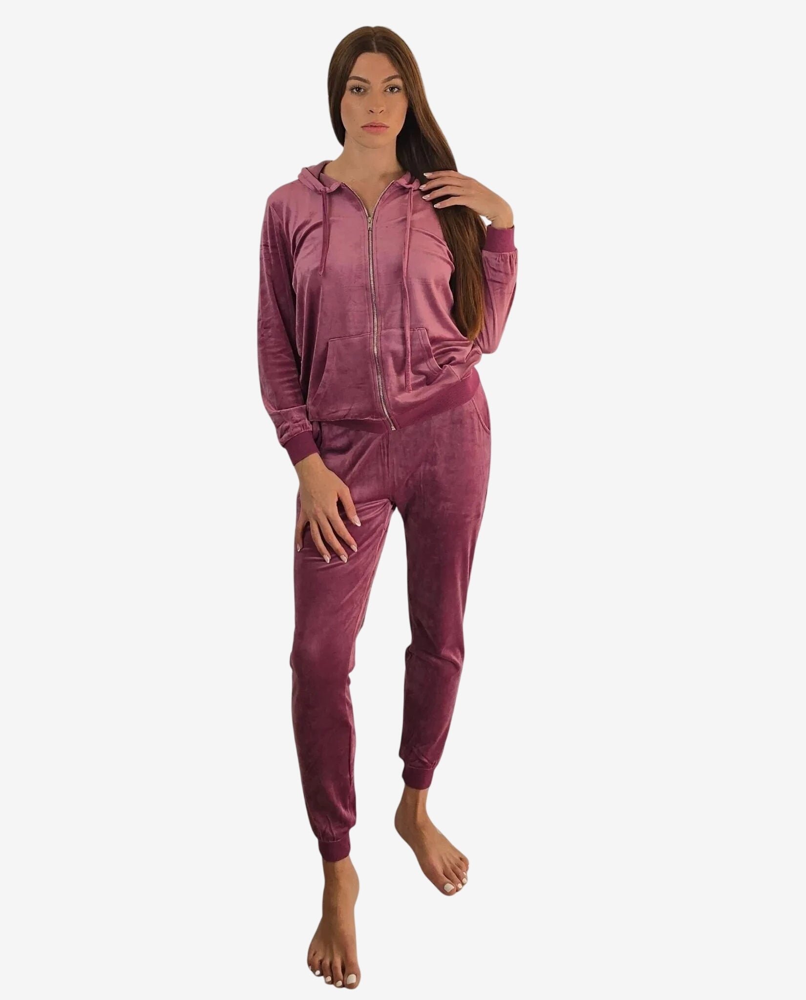 Una modella indossa una tuta in ciniglia color malva composta da felpa con zip e pantaloni.