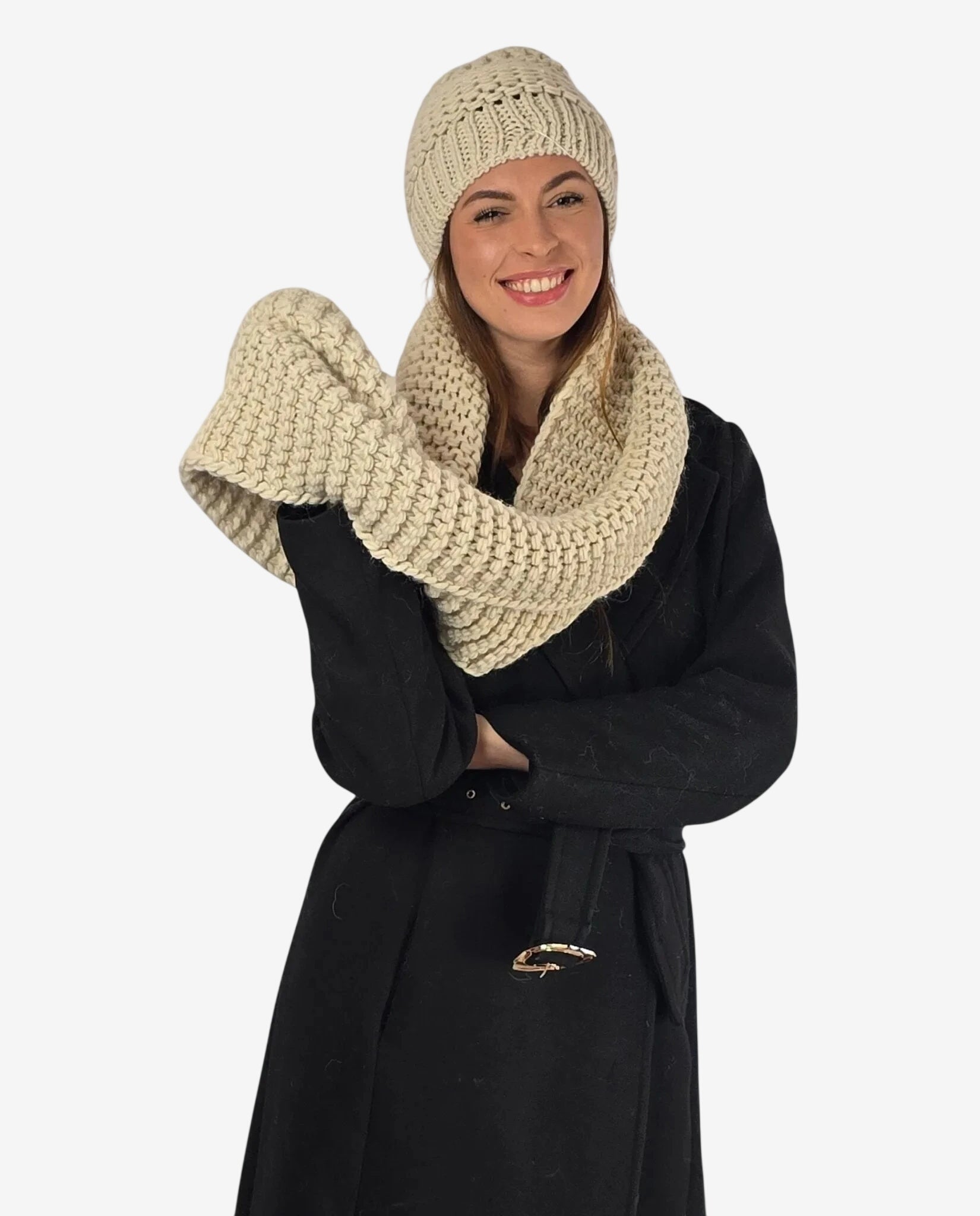 Donna che indossa un set coordinato color avorio composto da cuffia e collo in lana merino.
