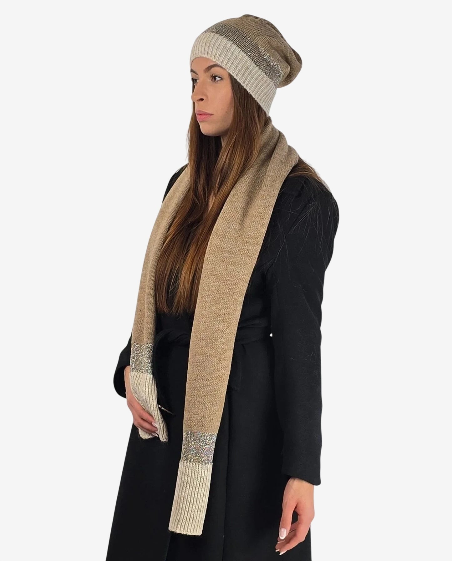 Modella indossa un set coordinato di sciarpa e cappello in lana beige con dettagli in lurex.