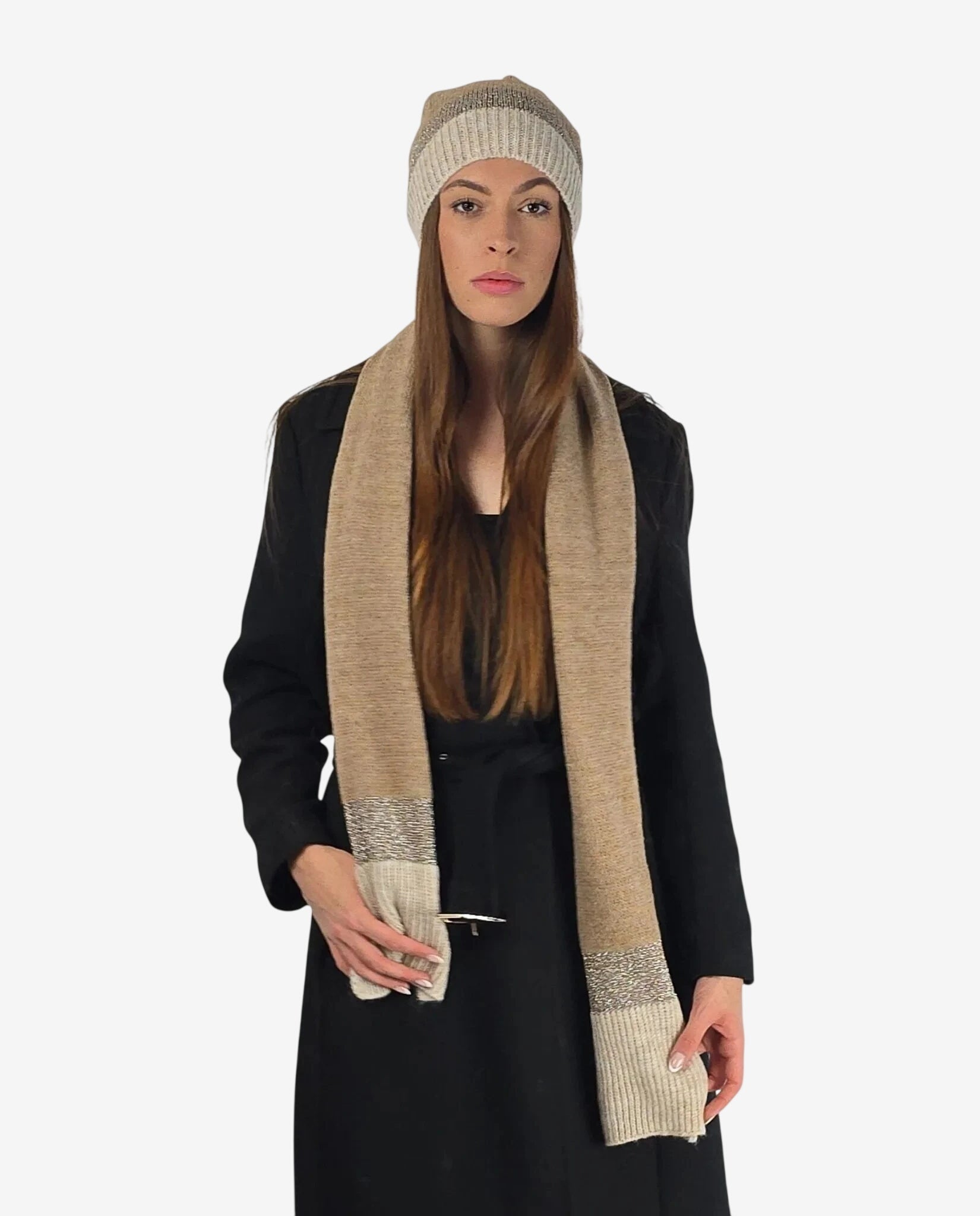 Set coordinato da donna composto da sciarpa e cappello in lana beige con dettagli in lurex.