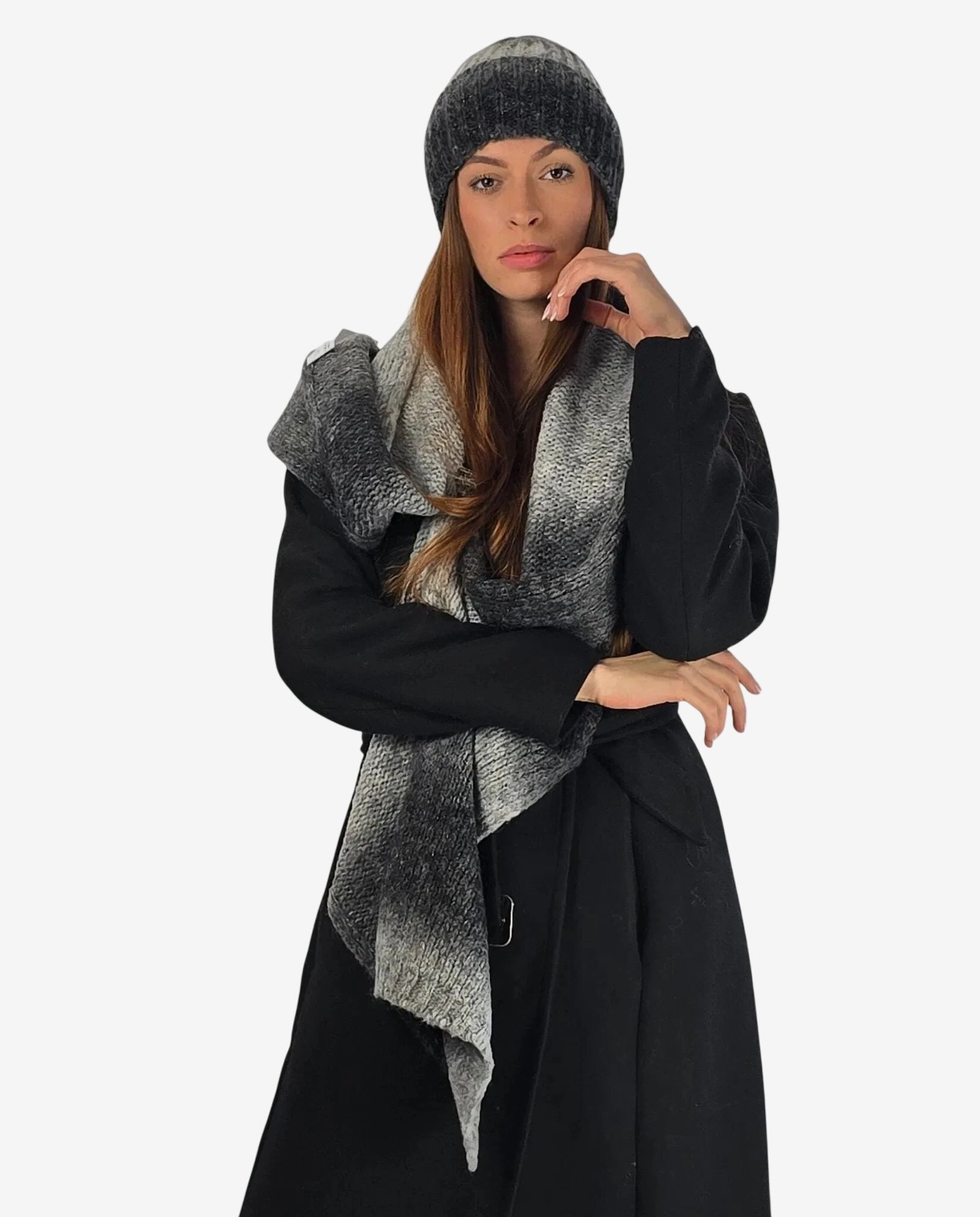 Set coordinato da donna composto da sciarpa e cuffia in lana con sfumature di grigio.