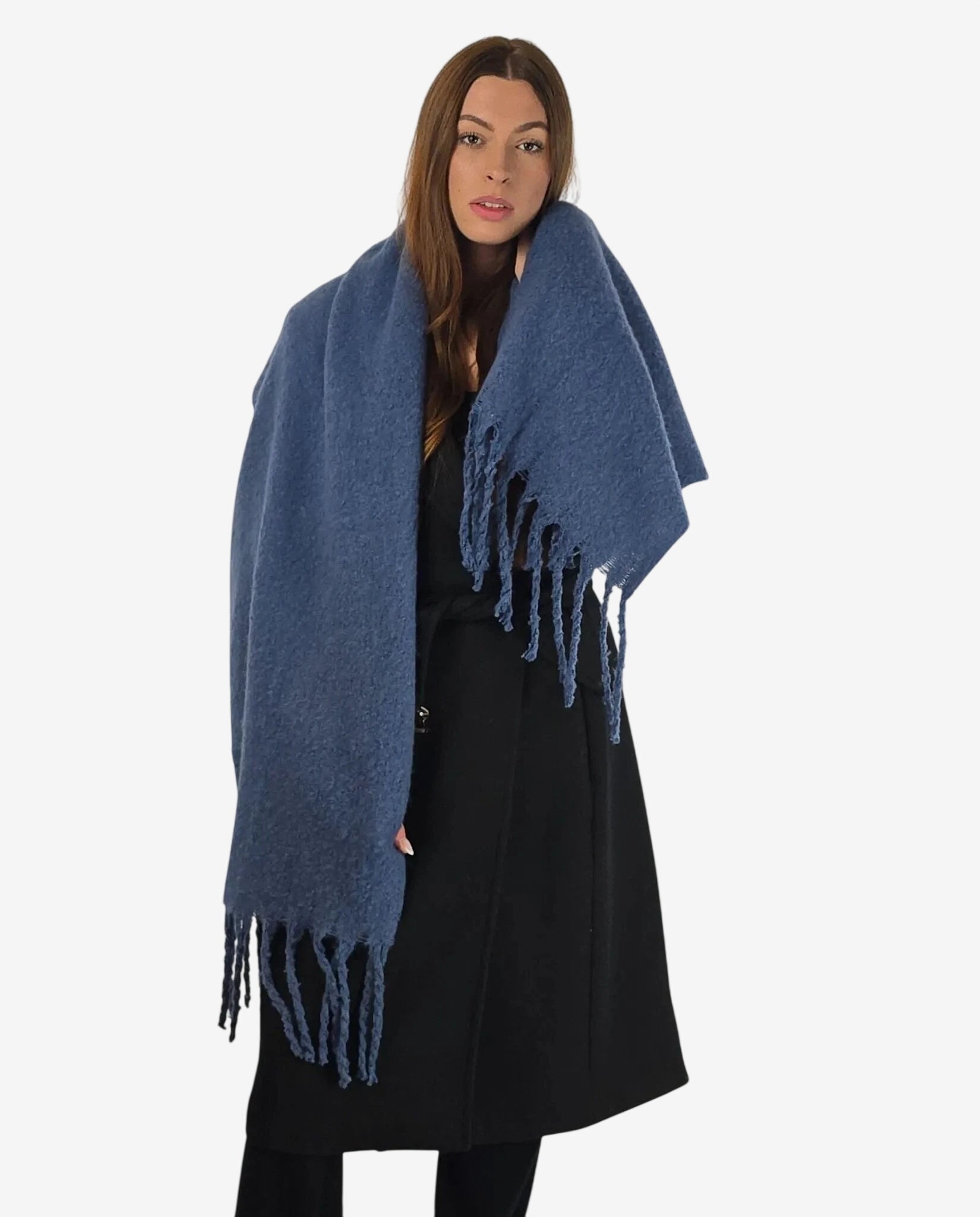 Sciarpa da donna blu navy con frange, ideale per un look invernale elegante.