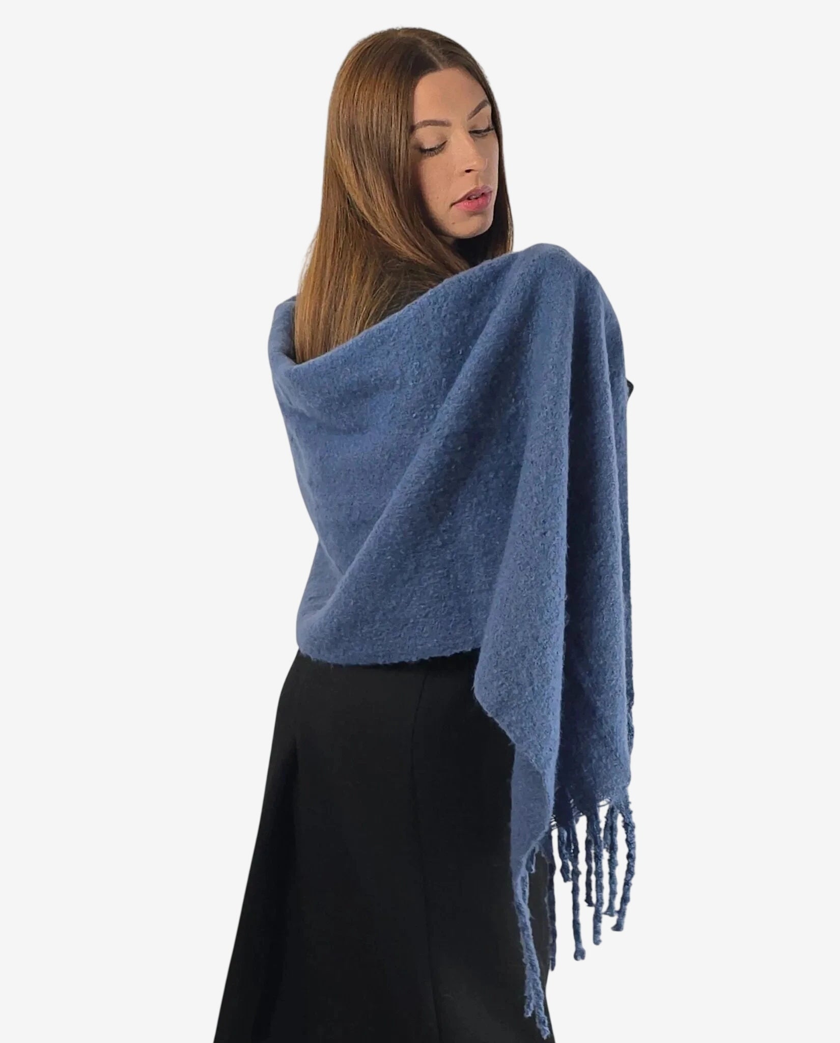 Sciarpa da donna blu navy con frange, indossata sulle spalle sopra un abito nero.