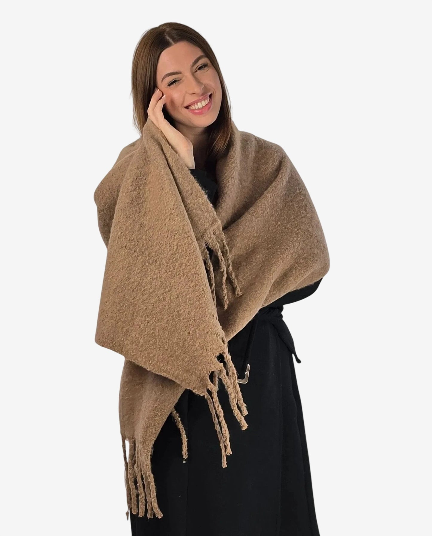 Sciarpa da donna color cammello con frange, ideale per un look invernale elegante e versatile.