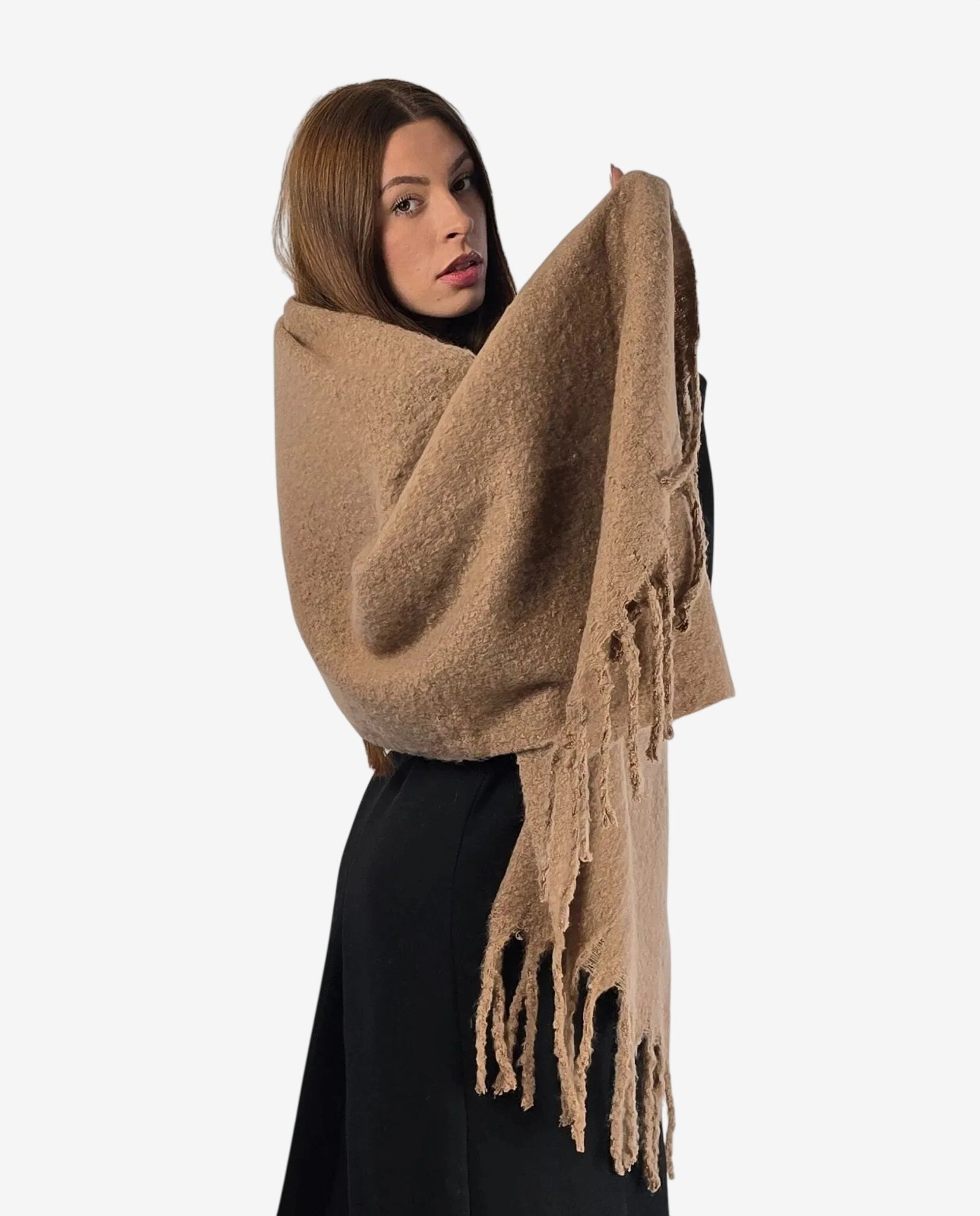 Sciarpa da donna color camel con frange, realizzata in un tessuto caldo ed elegante.