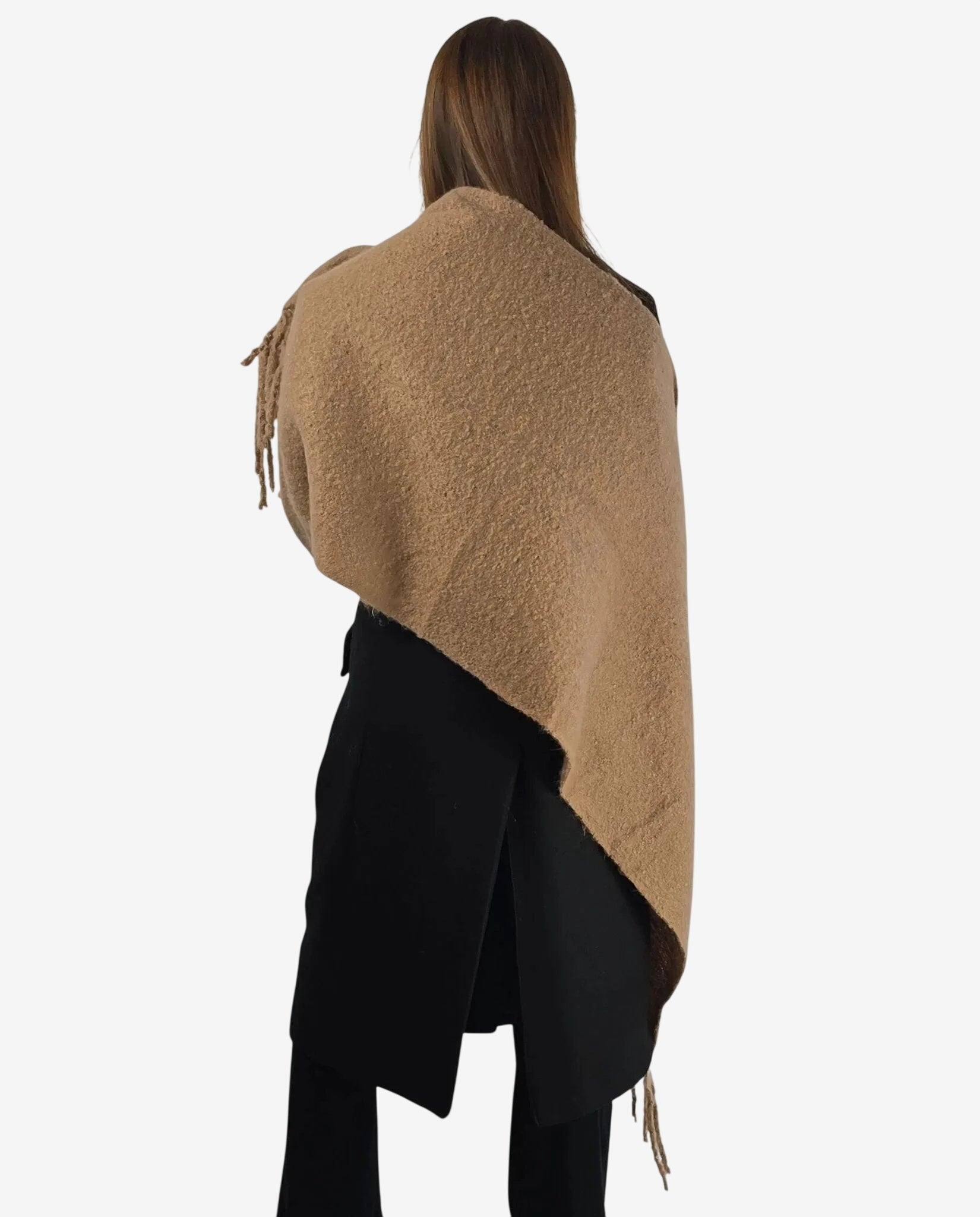 Sciarpa donna color camel con frange, indossata sopra un cappotto nero.