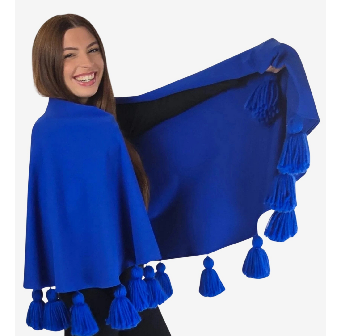 Mantella blu in viscosa punto Milano con nappe in lana Merino indossata da una donna.