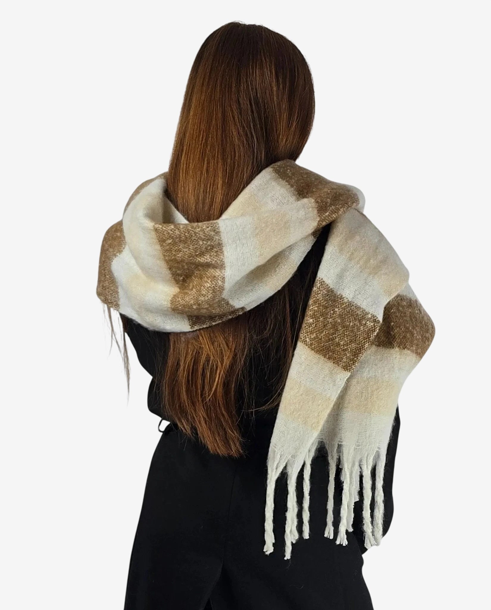 Sciarpa da donna a righe color panna e marrone con frange, indossata sopra un abito nero.