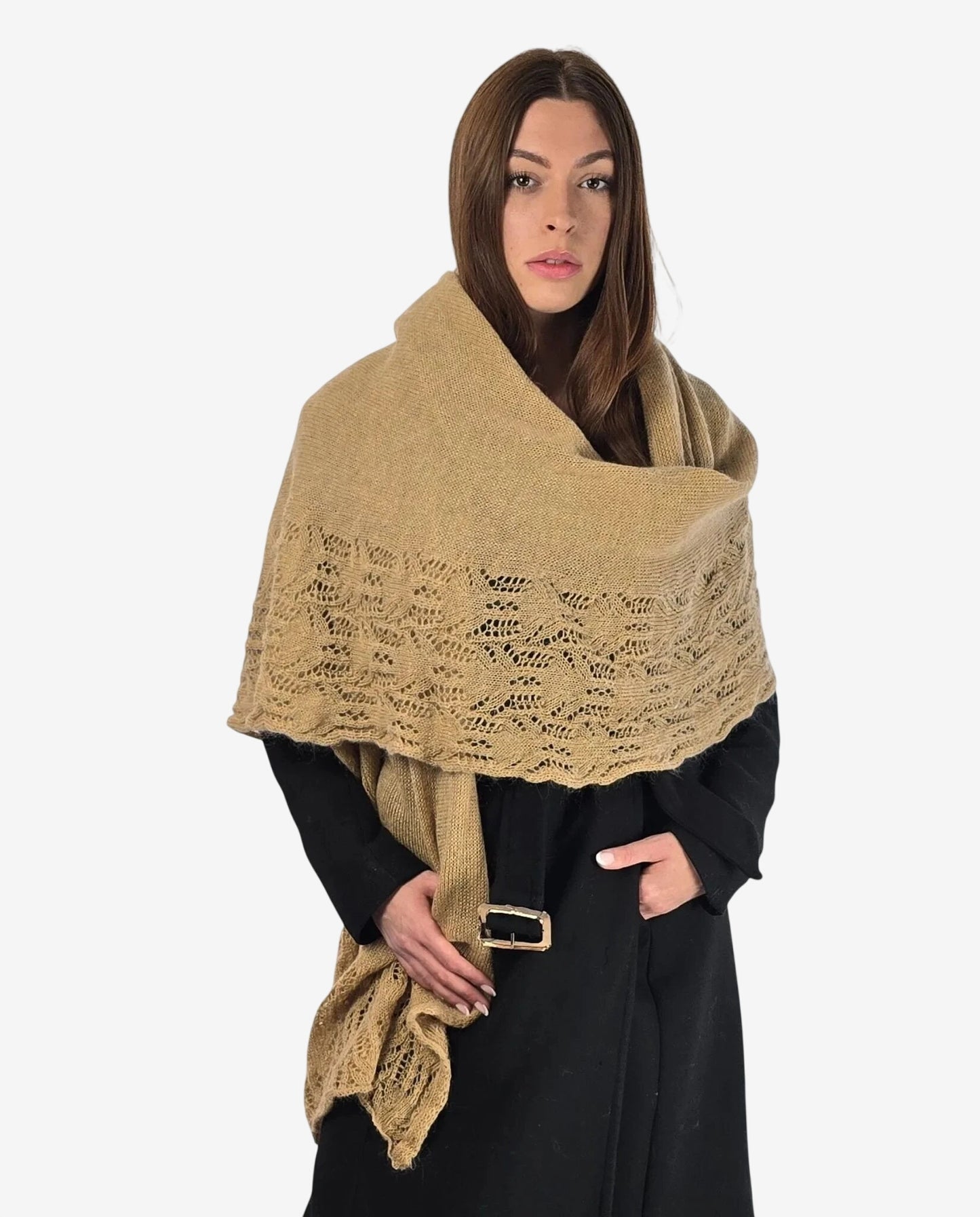 Stola da donna color nocciola in misto mohair con bordo lavorato a maglia traforata.