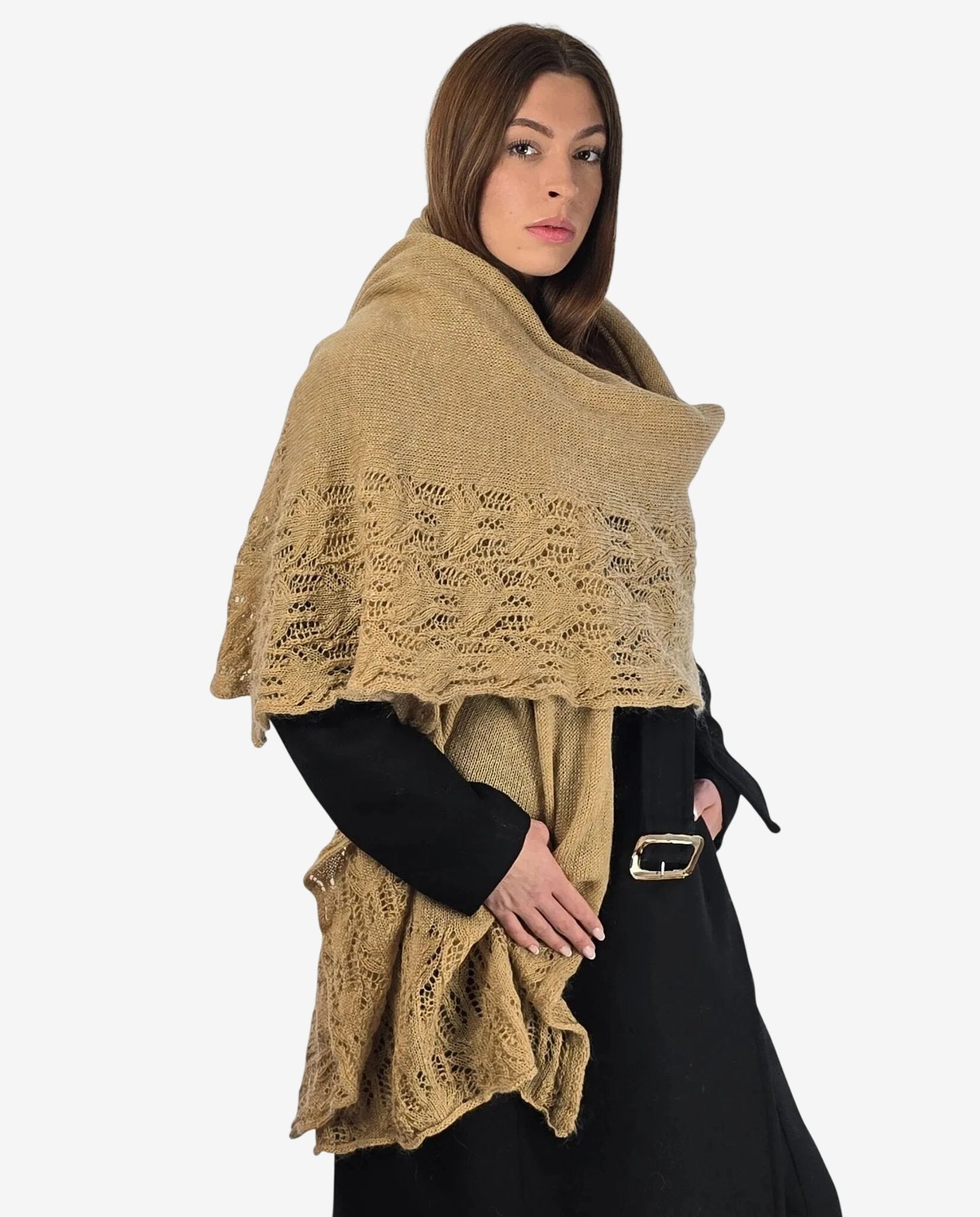 Stola da donna color nocciola in misto mohair con bordo lavorato a maglia traforata.