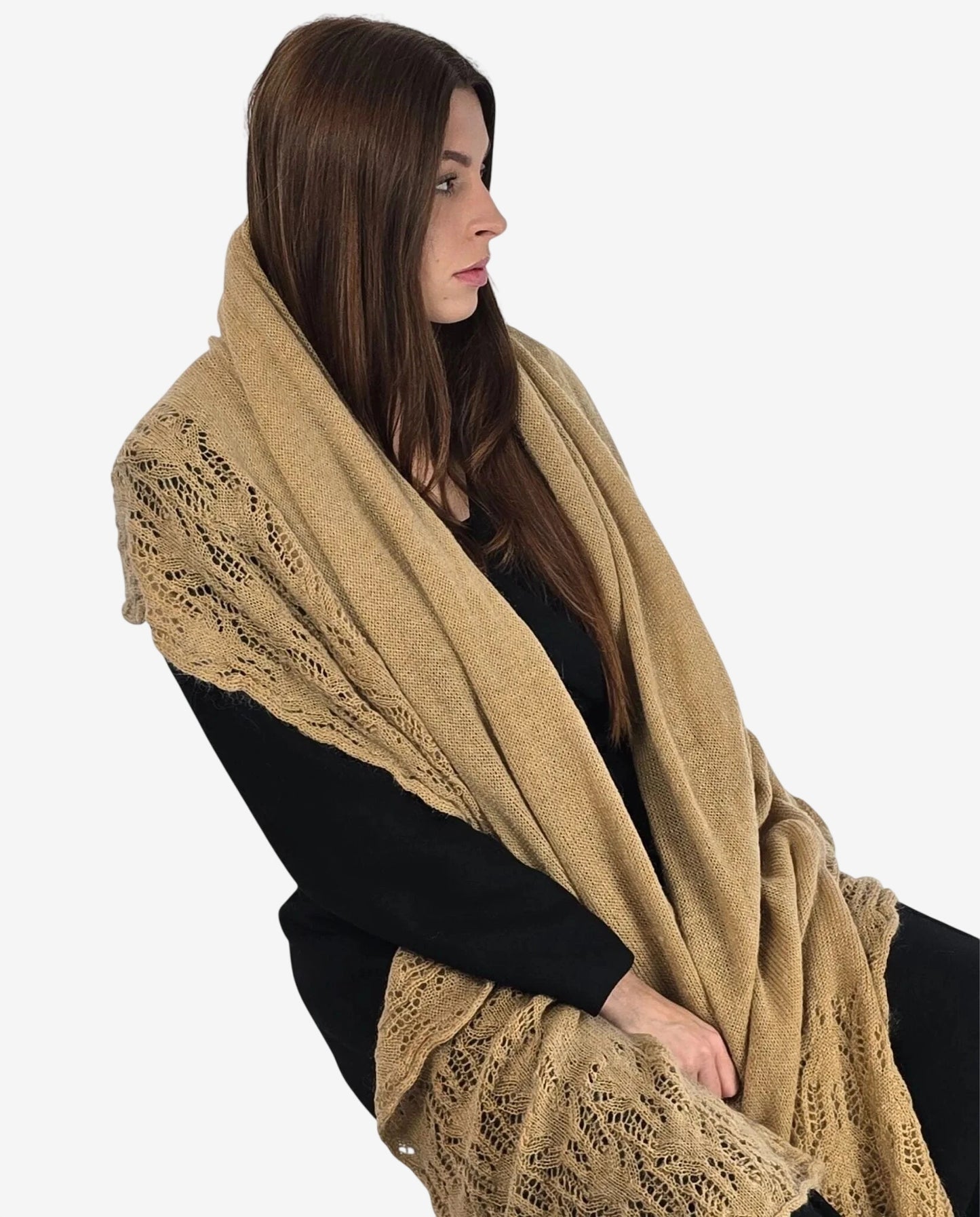 Stola da donna color nocciola in misto mohair con bordi lavorati a maglia traforata.