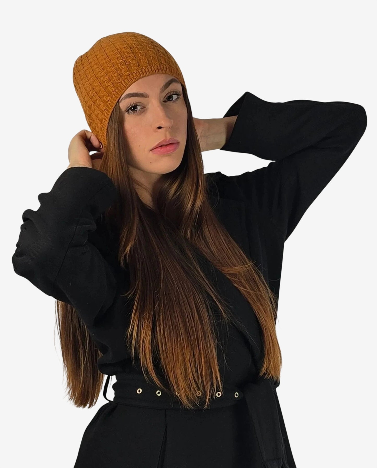 Cuffia da donna in cachemire e lana color terracotta indossata da una modella.