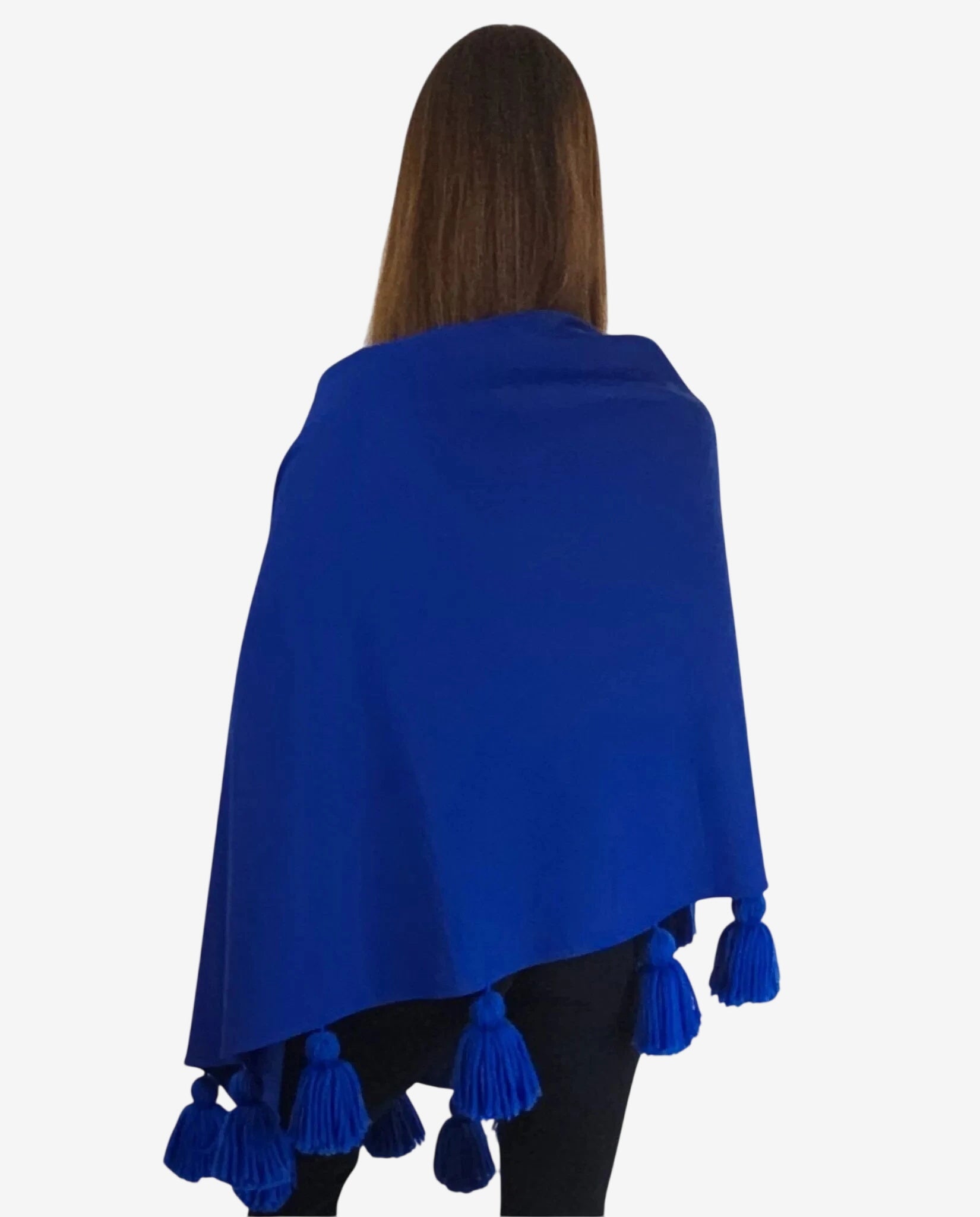 Mantella blu in viscosa punto Milano con nappe in lana Merino indossata di spalle.
