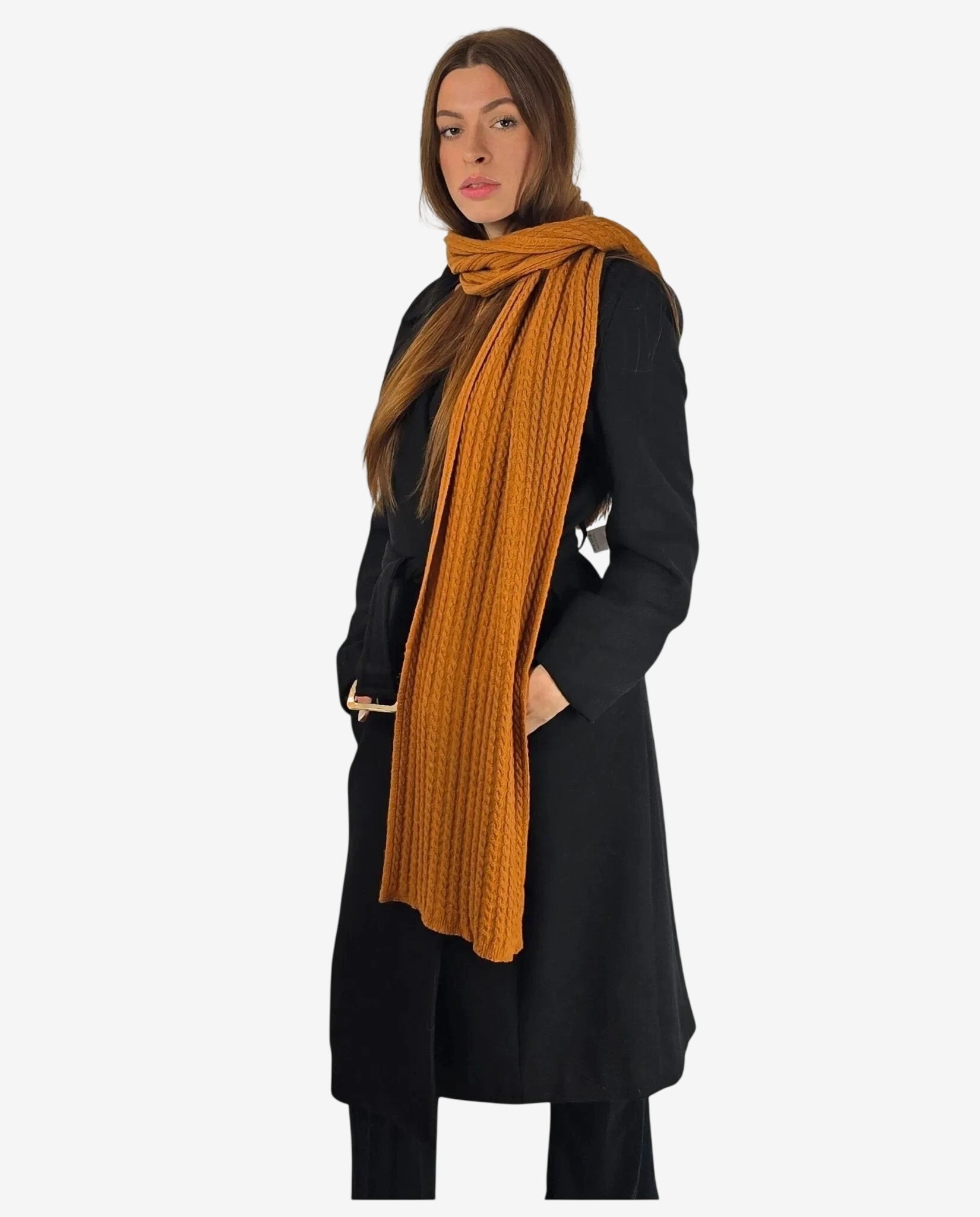 Una donna indossa una sciarpa lunga in lana e cachemire color terracotta con lavorazione a coste.