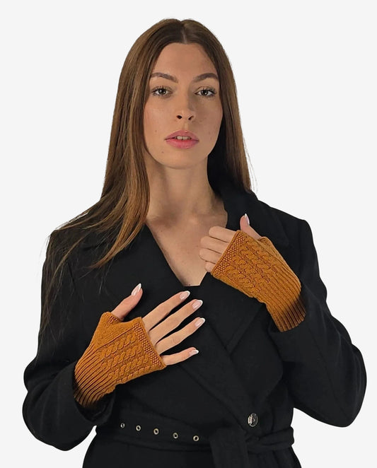 Manicotto da donna in lana e cachemire color terracotta con lavorazione a trecce.