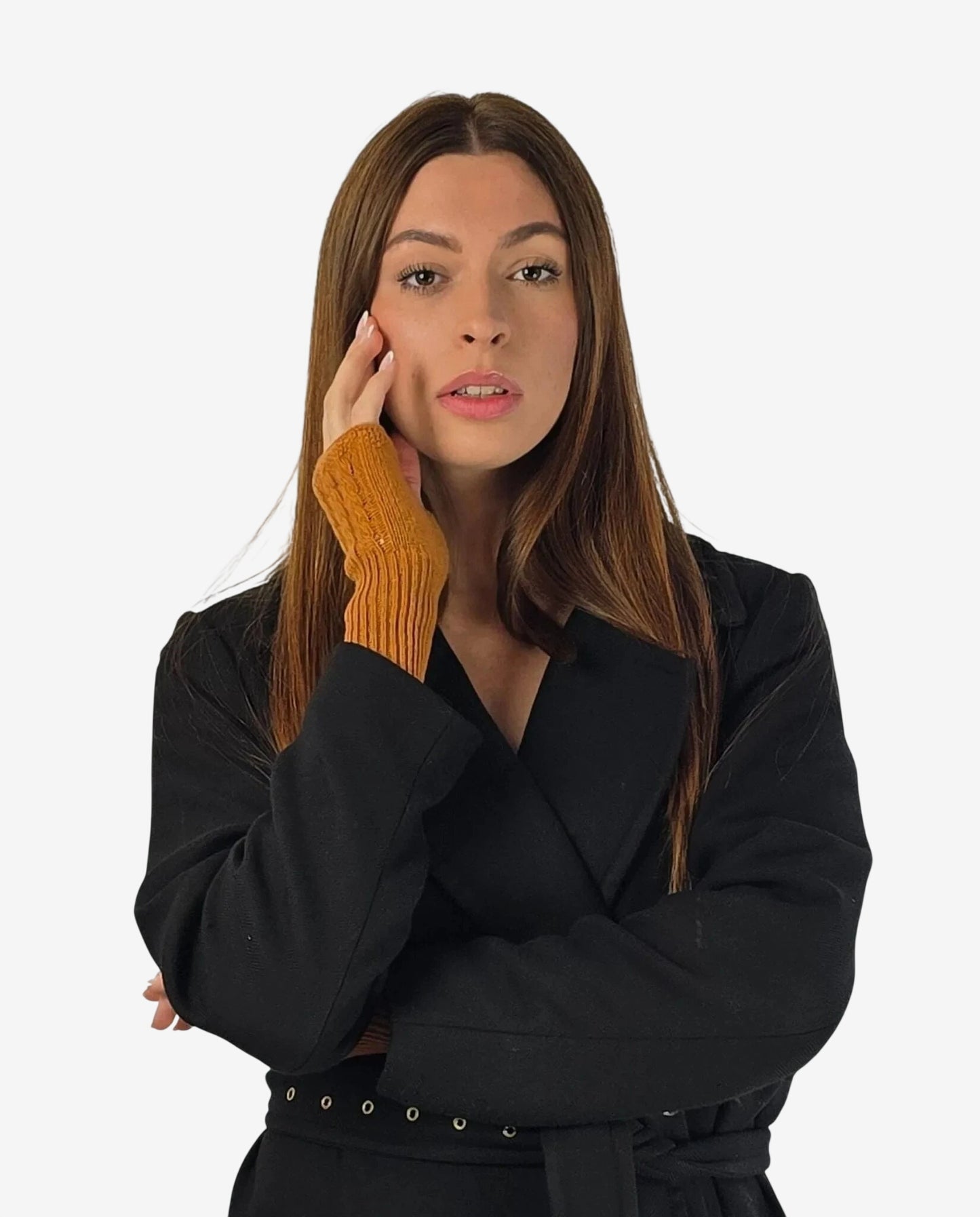 Manicotto da donna in lana e cachemire color terracotta indossato su un cappotto nero.
