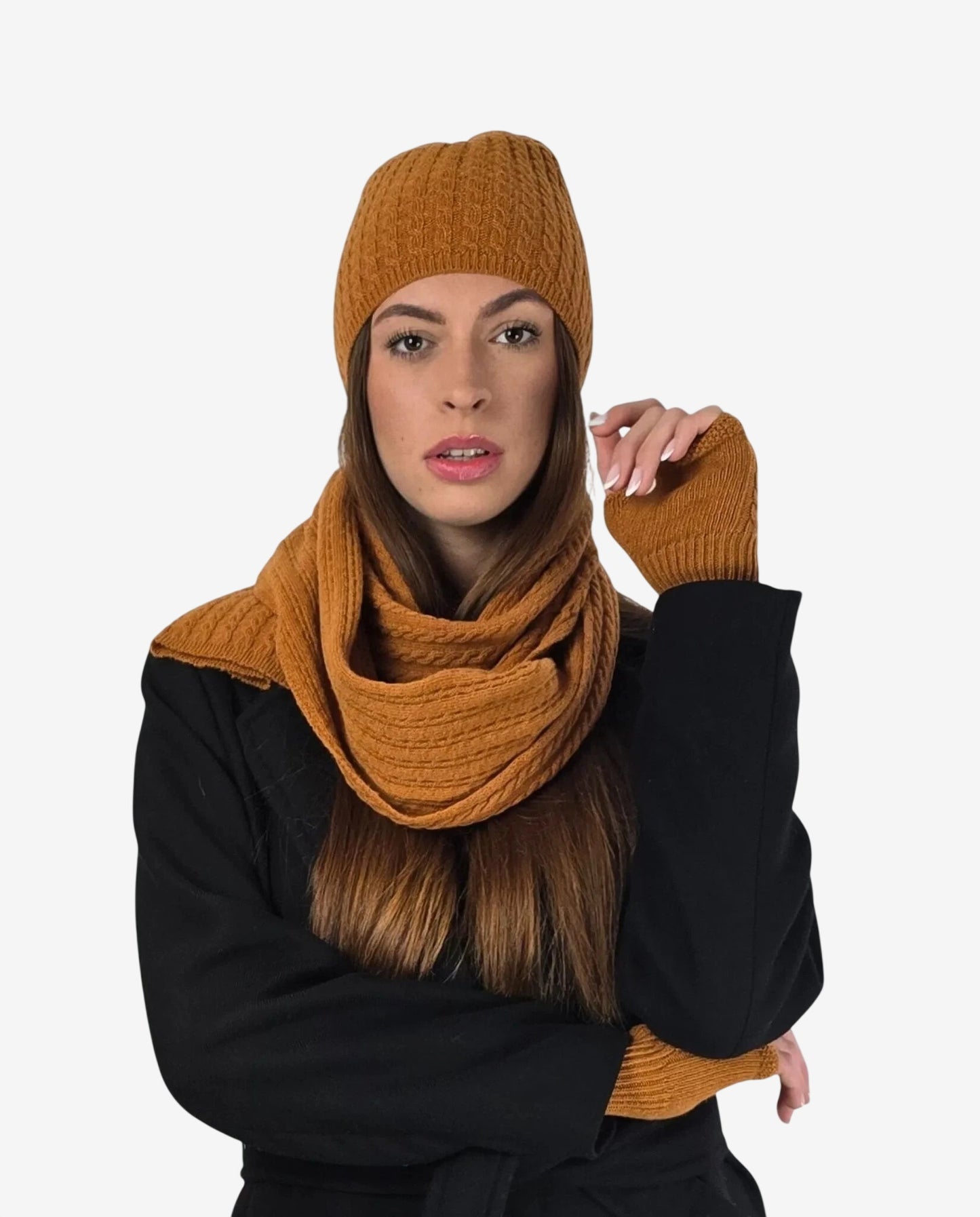 Una donna indossa un set invernale color terracotta composto da sciarpa, berretto e guanti.