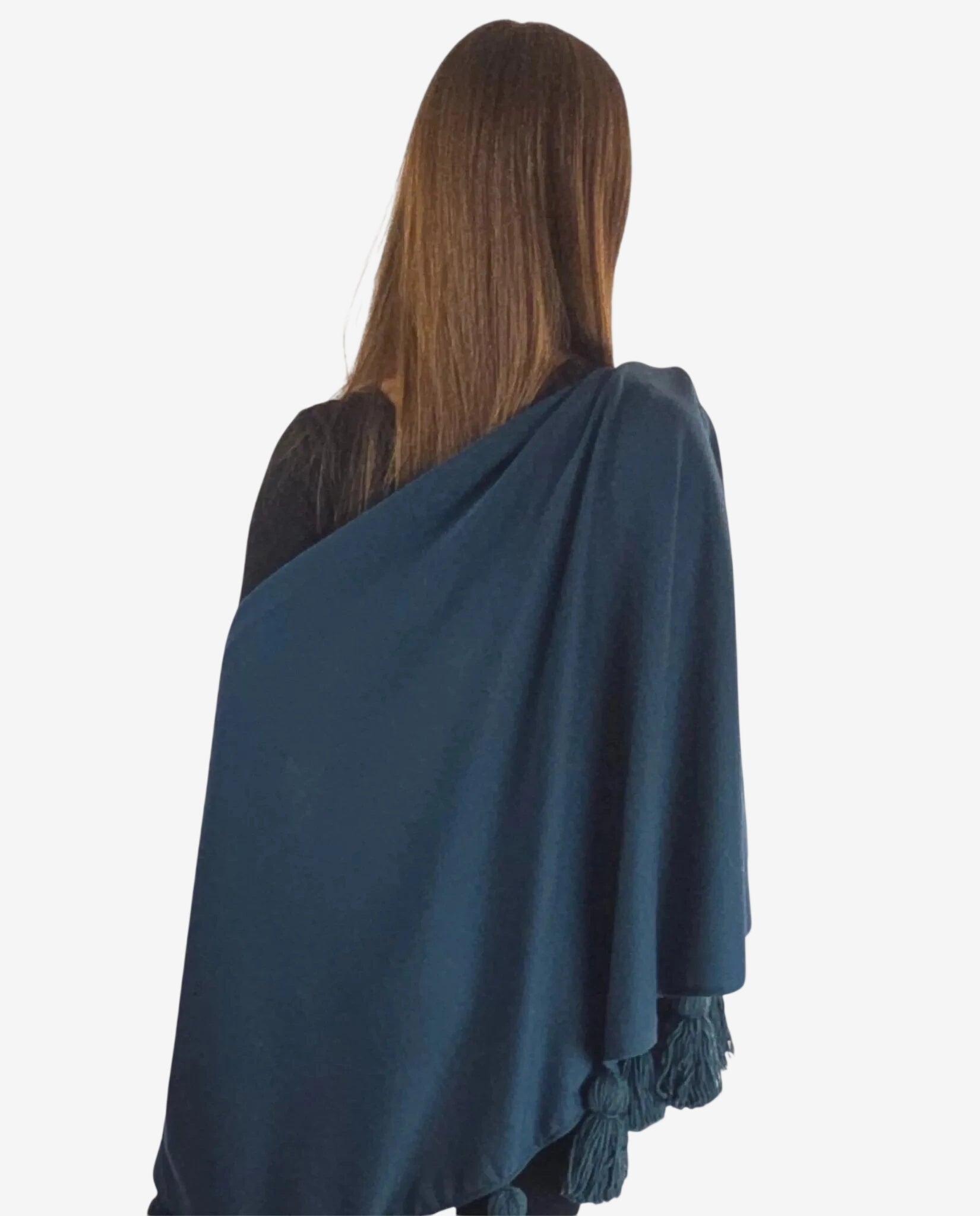 Mantella blu in viscosa con nappe in lana merinos indossata da una donna vista di spalle.