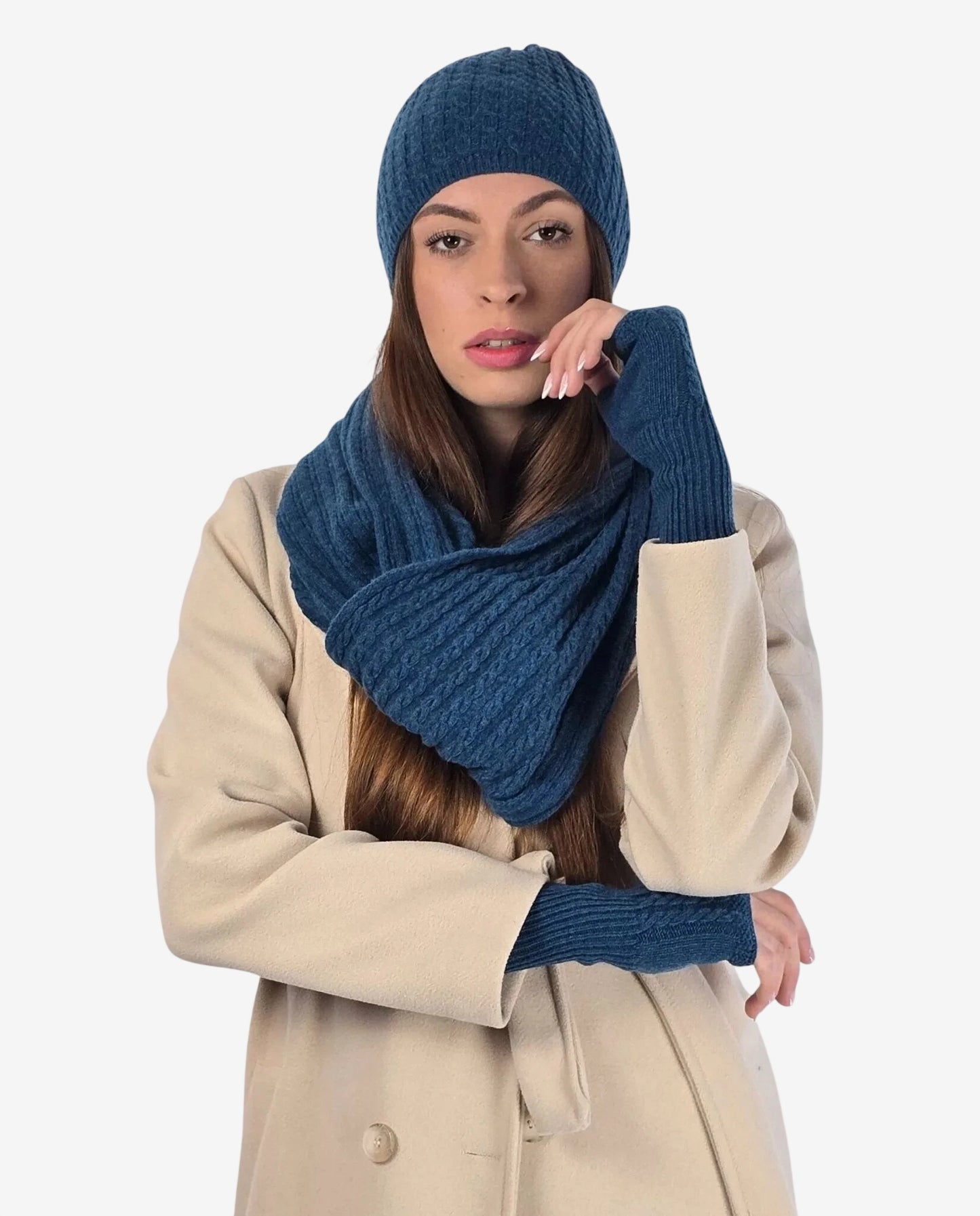 Modella indossa un set invernale coordinato in lana e cachemire color ottanio.
