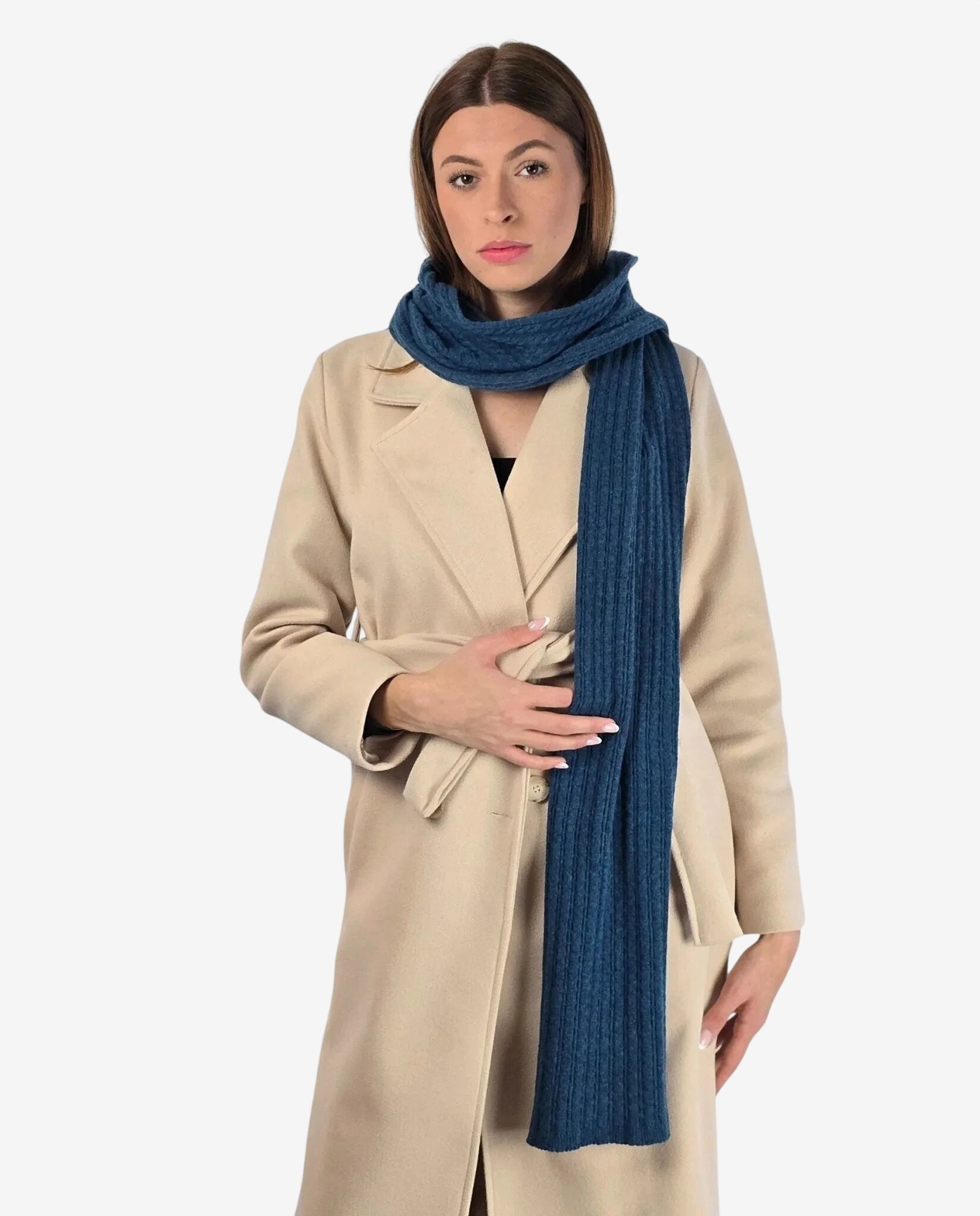 Modella indossa una sciarpa a coste color ottanio in misto lana e cachemire sopra un cappotto beige.