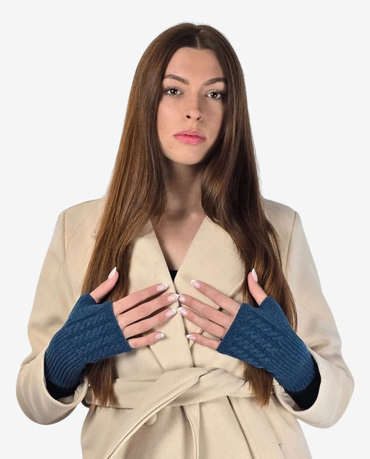 Manicotto da donna in lana e cachemire color ottanio navy con lavorazione a trecce.