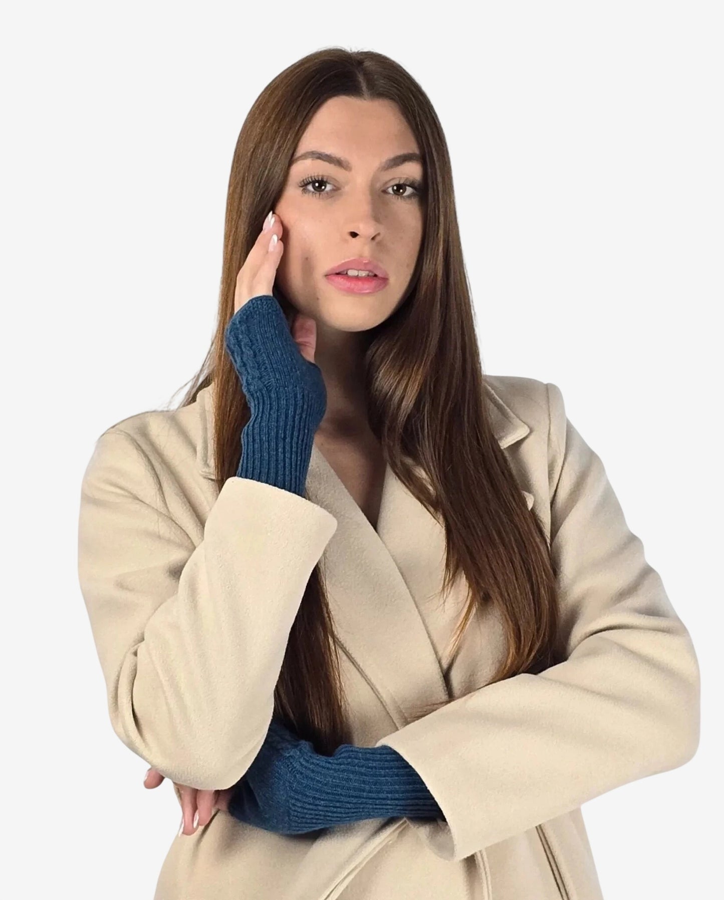 Manicotto da donna in lana e cachemire color ottanio navy indossato su un cappotto beige.