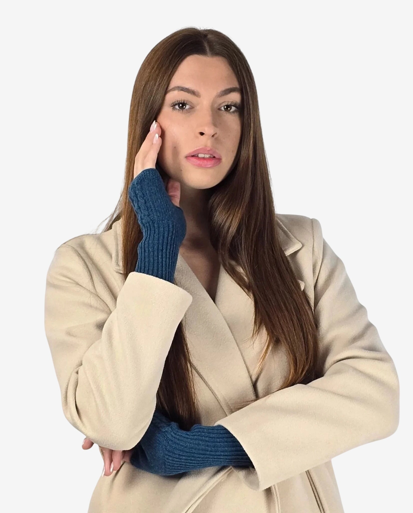 Manicotto da donna in lana e cachemire color ottanio navy indossato su un cappotto beige.