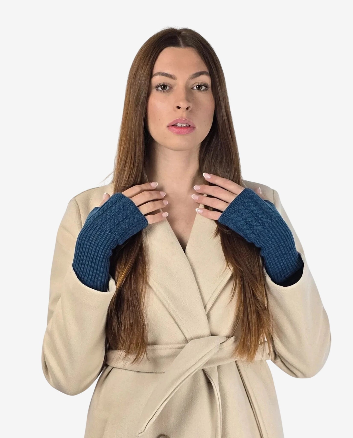Modella indossa manicotti in lana e cachemire color ottanio con lavorazione a trecce.