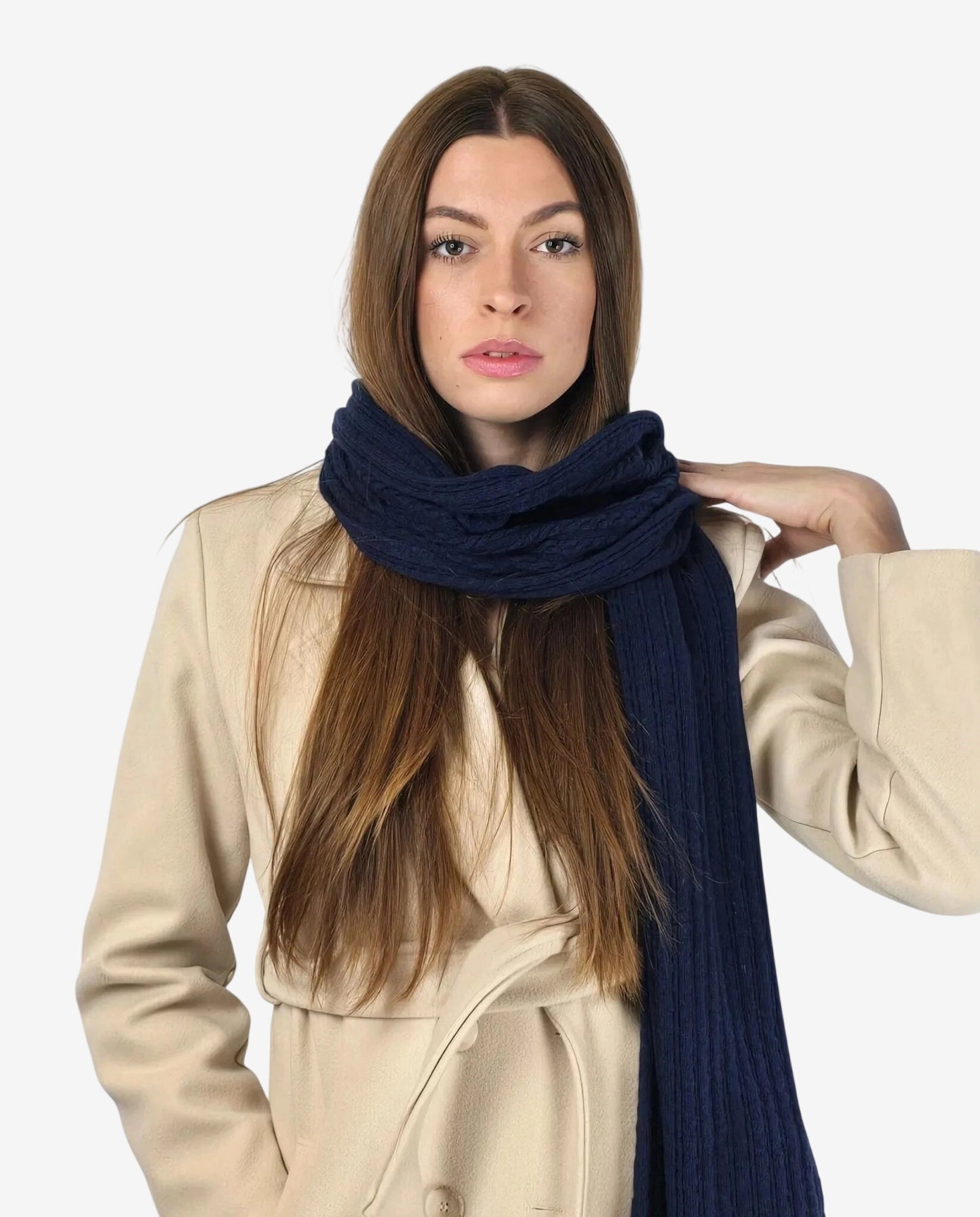 Modella indossa una sciarpa blu in misto lana e cachemire sopra un cappotto beige.