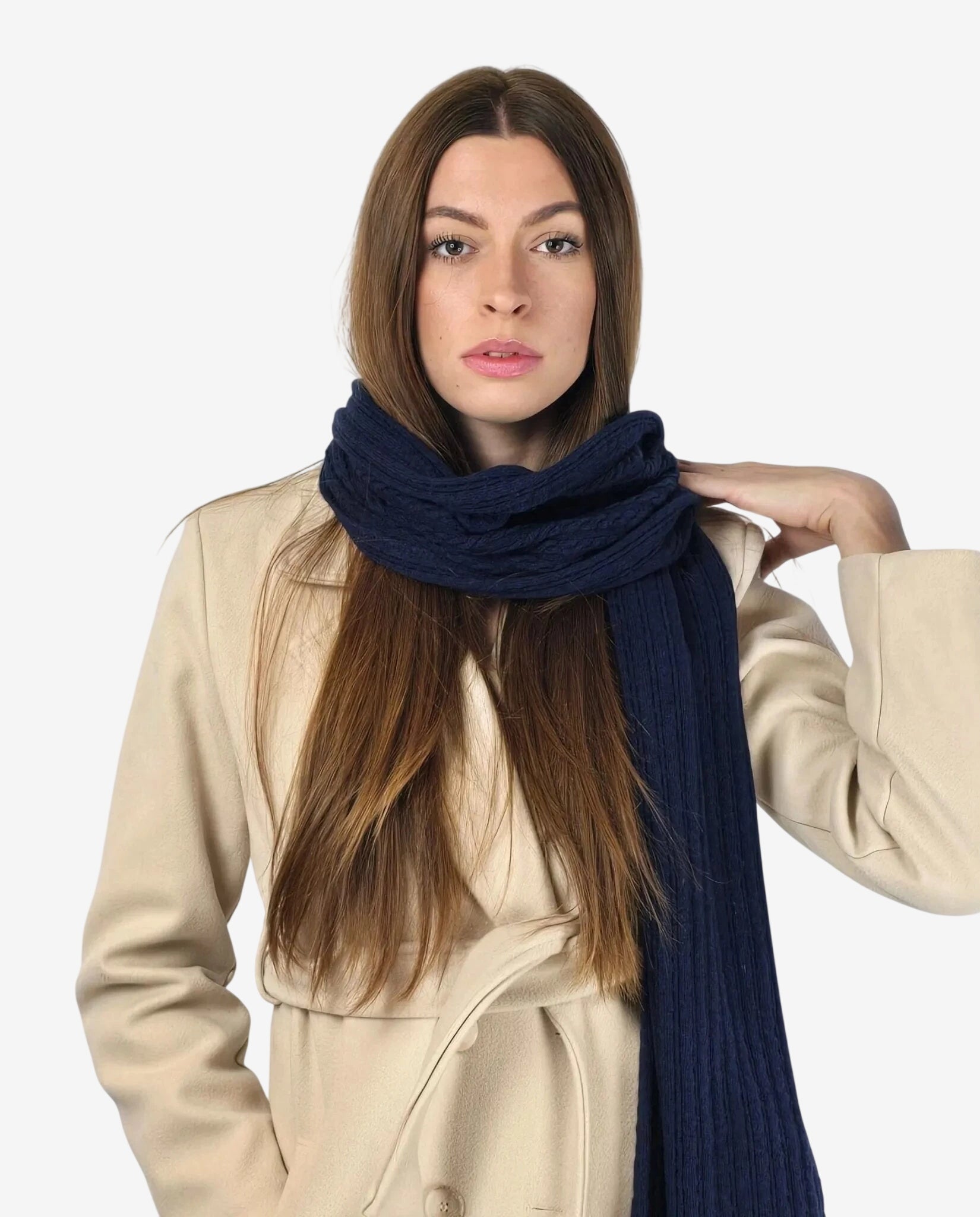 Modella indossa una sciarpa blu in misto lana e cachemire sopra un cappotto beige.