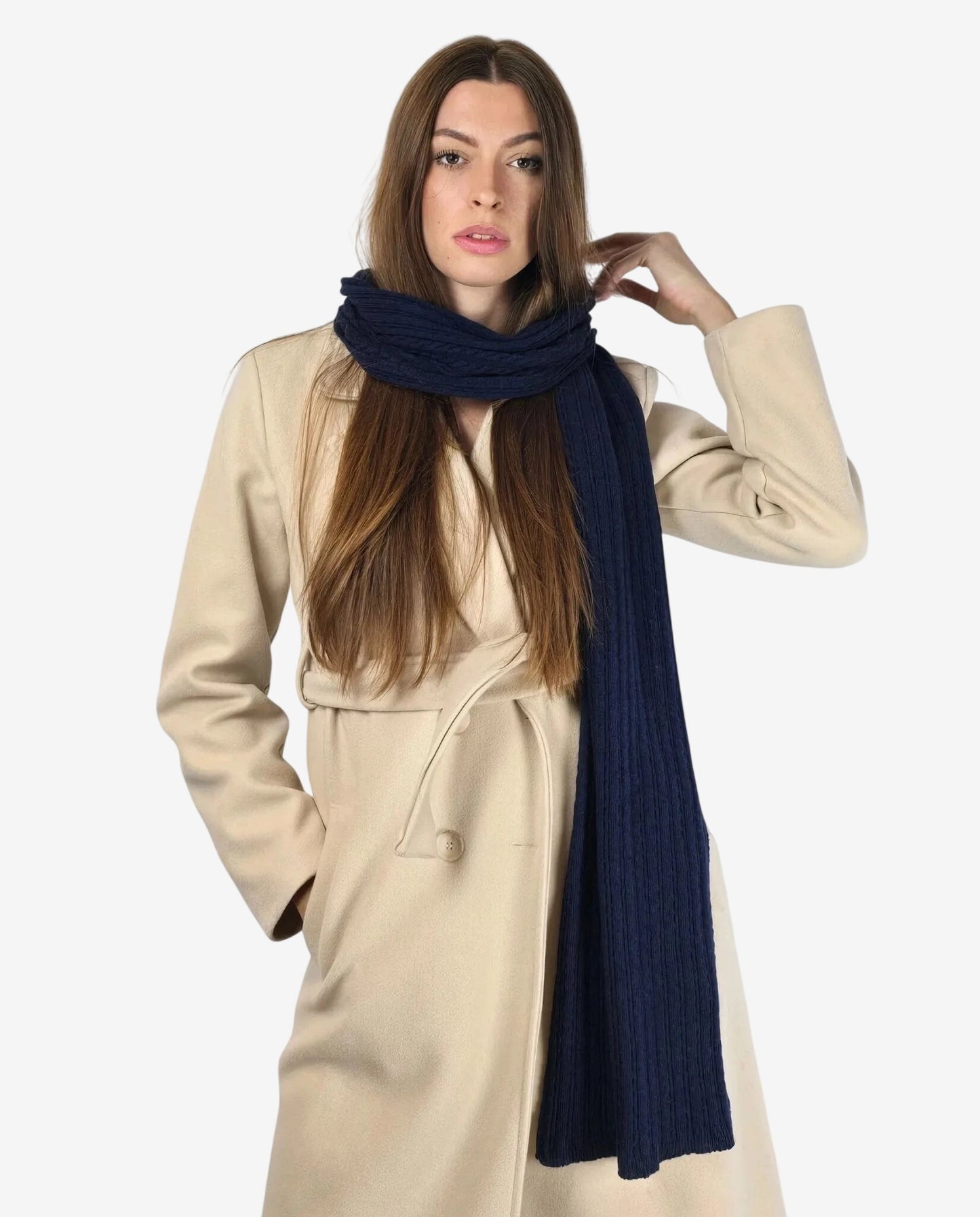 Modella indossa una sciarpa blu in misto lana e cachemire sopra un cappotto beige.