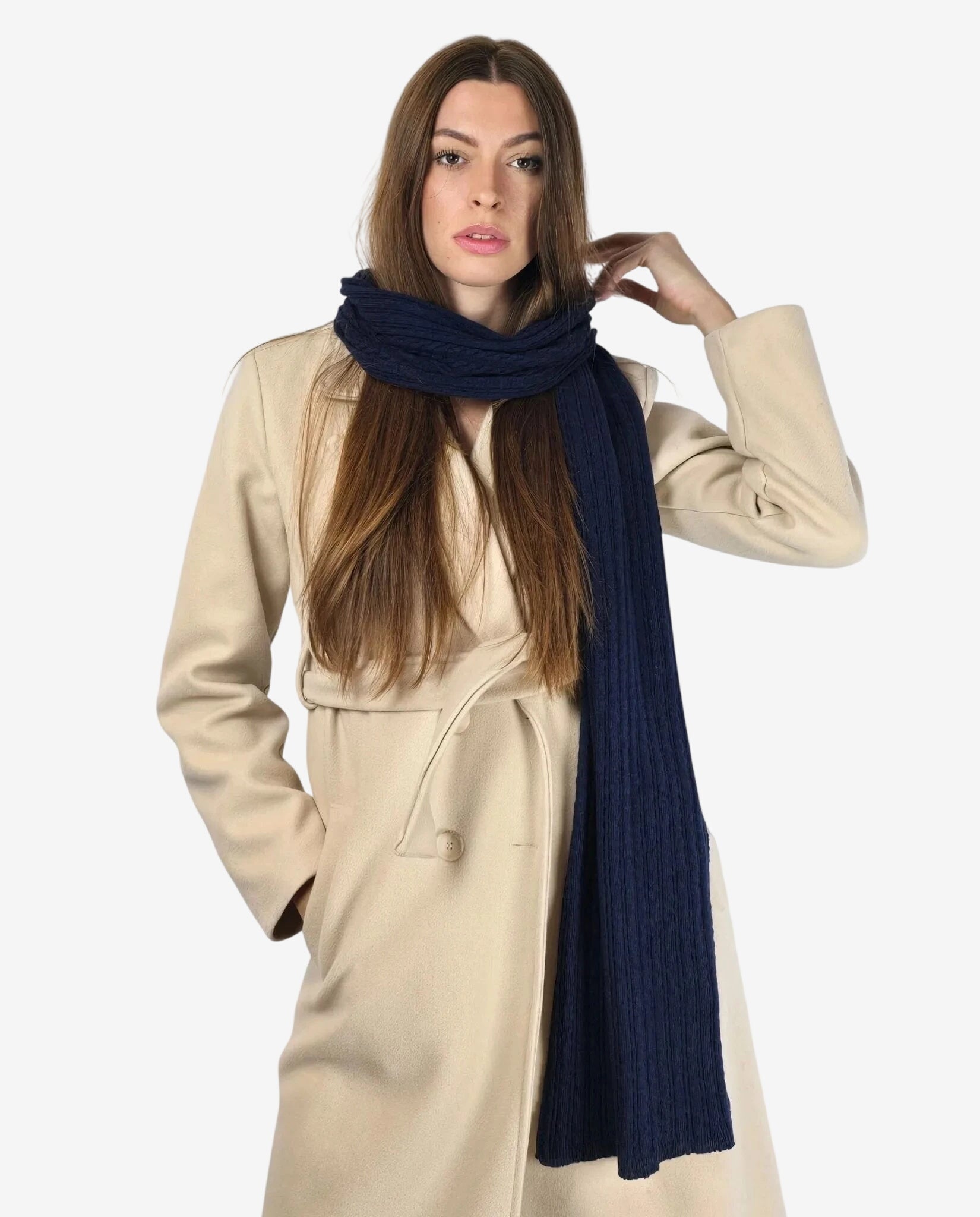 Modella indossa una sciarpa blu in misto lana e cachemire sopra un cappotto beige.