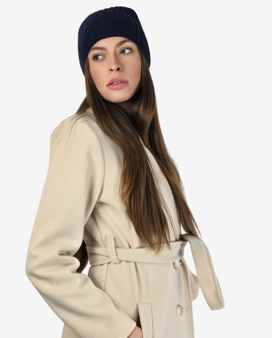 Modella che indossa una cuffia in cachemire blu scuro con una trama lavorata a maglia.