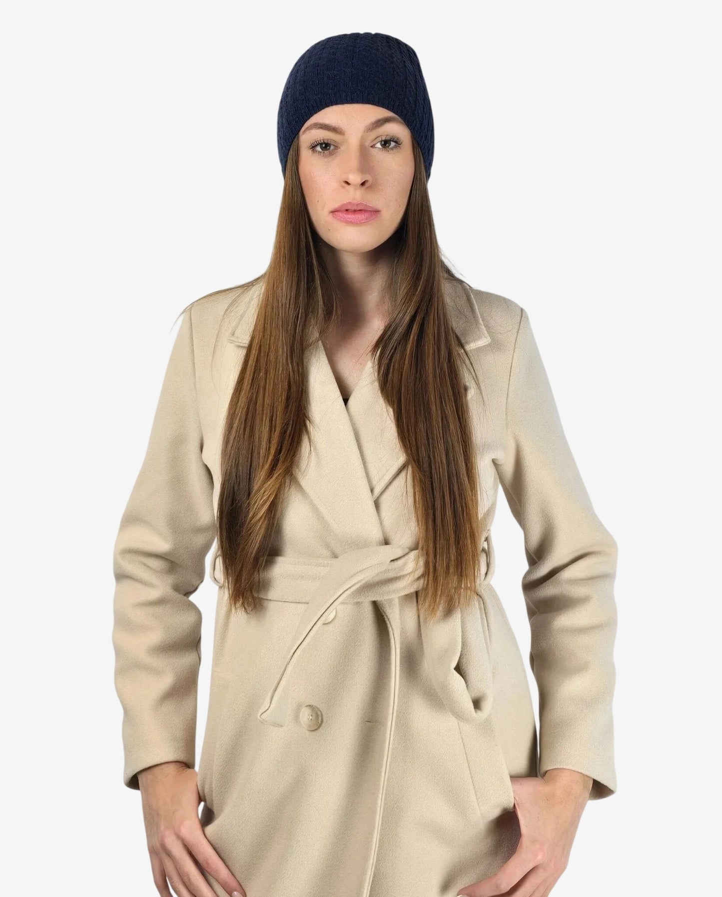 Modella indossa una cuffia in cachemire blu scuro con un cappotto beige.