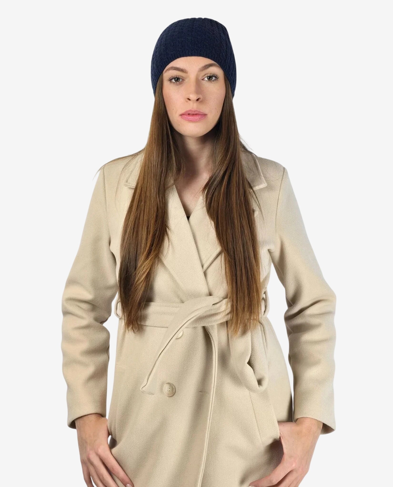 Modella indossa una cuffia in cachemire blu scuro con un cappotto beige.