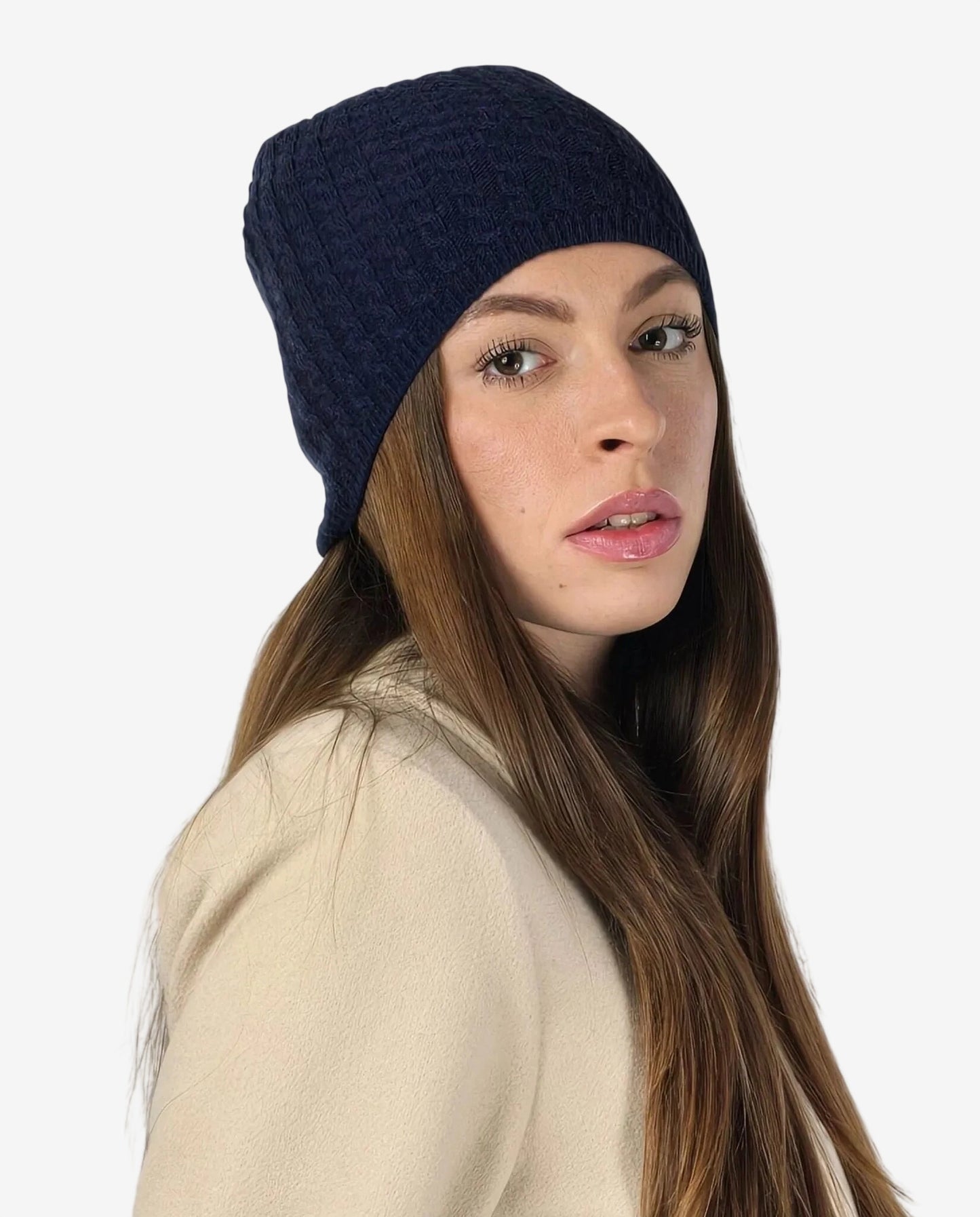 Modella indossa una cuffia invernale da donna in misto cachemire di colore blu intenso.