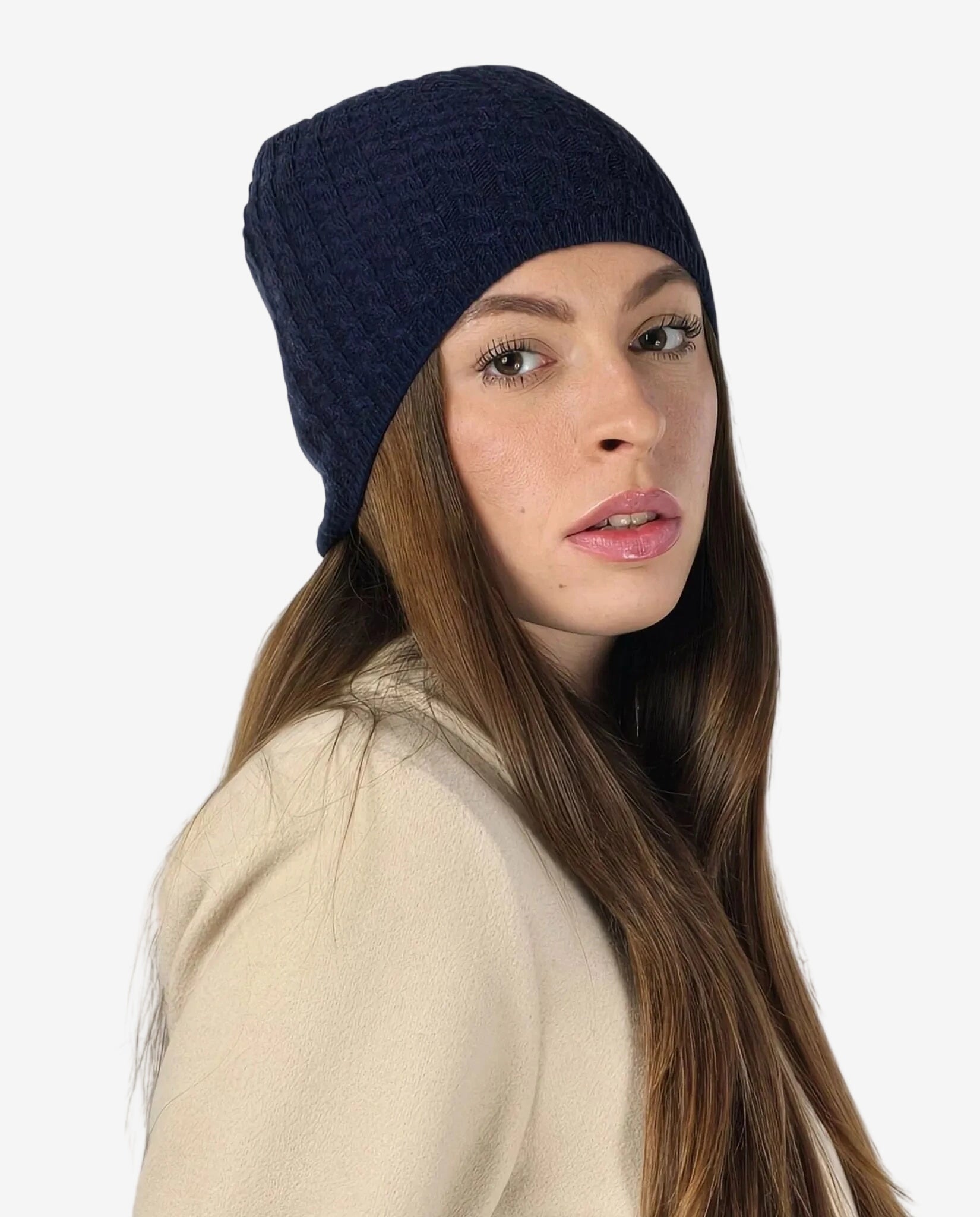 Modella indossa una cuffia invernale da donna in misto cachemire di colore blu intenso.