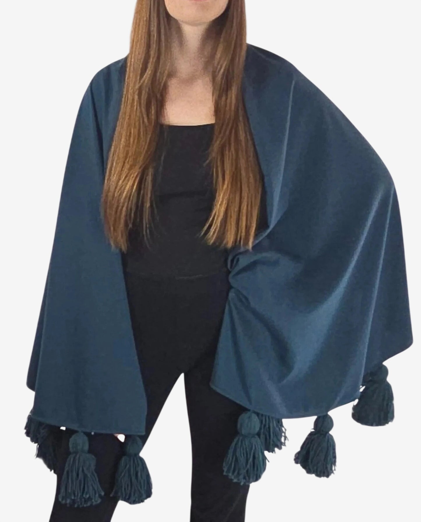 Mantella blu in viscosa con nappe in lana merinos indossata su un completo nero.