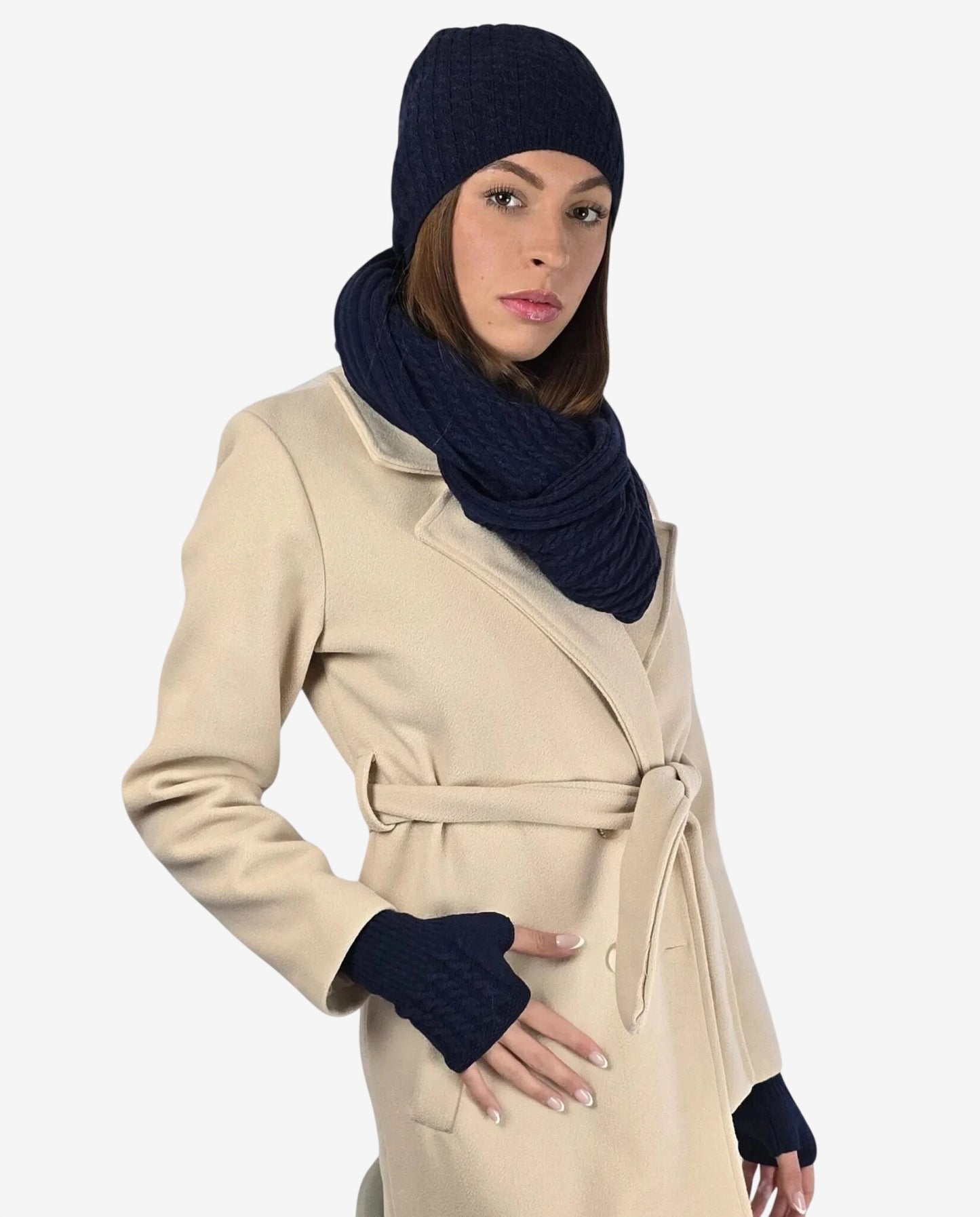 Modella indossa una sciarpa, un berretto e guanti senza dita in lana e cachemire blu.