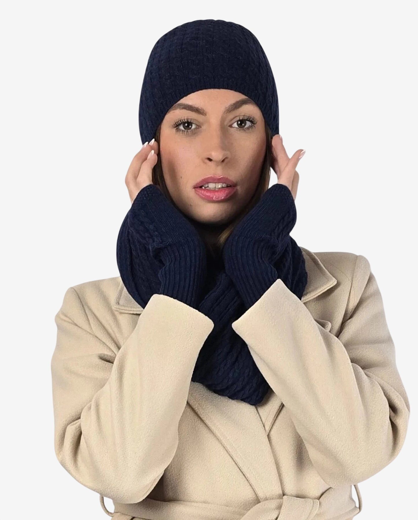 Modella indossa una cuffia in misto cachemire blu dal design elegante e raffinato.