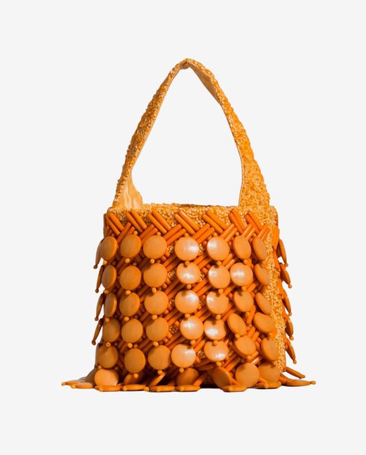 Borsa a cestello color arancione decorata con perline e dischi in plastica.