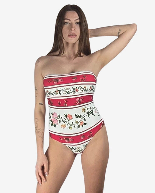 Costume intero a fascia con righe orizzontali rosse e bianche e stampa floreale.