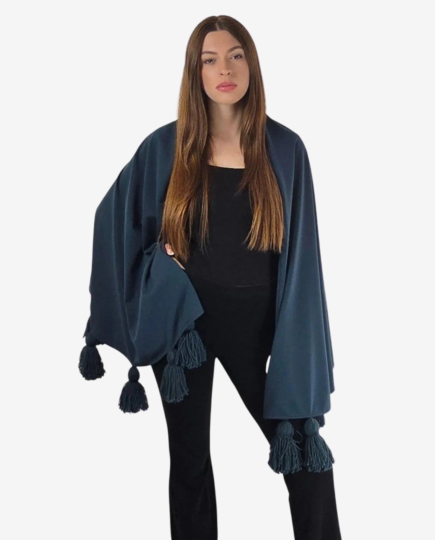 Modella indossa una mantella blu in viscosa con nappe in lana merinos su un completo nero.