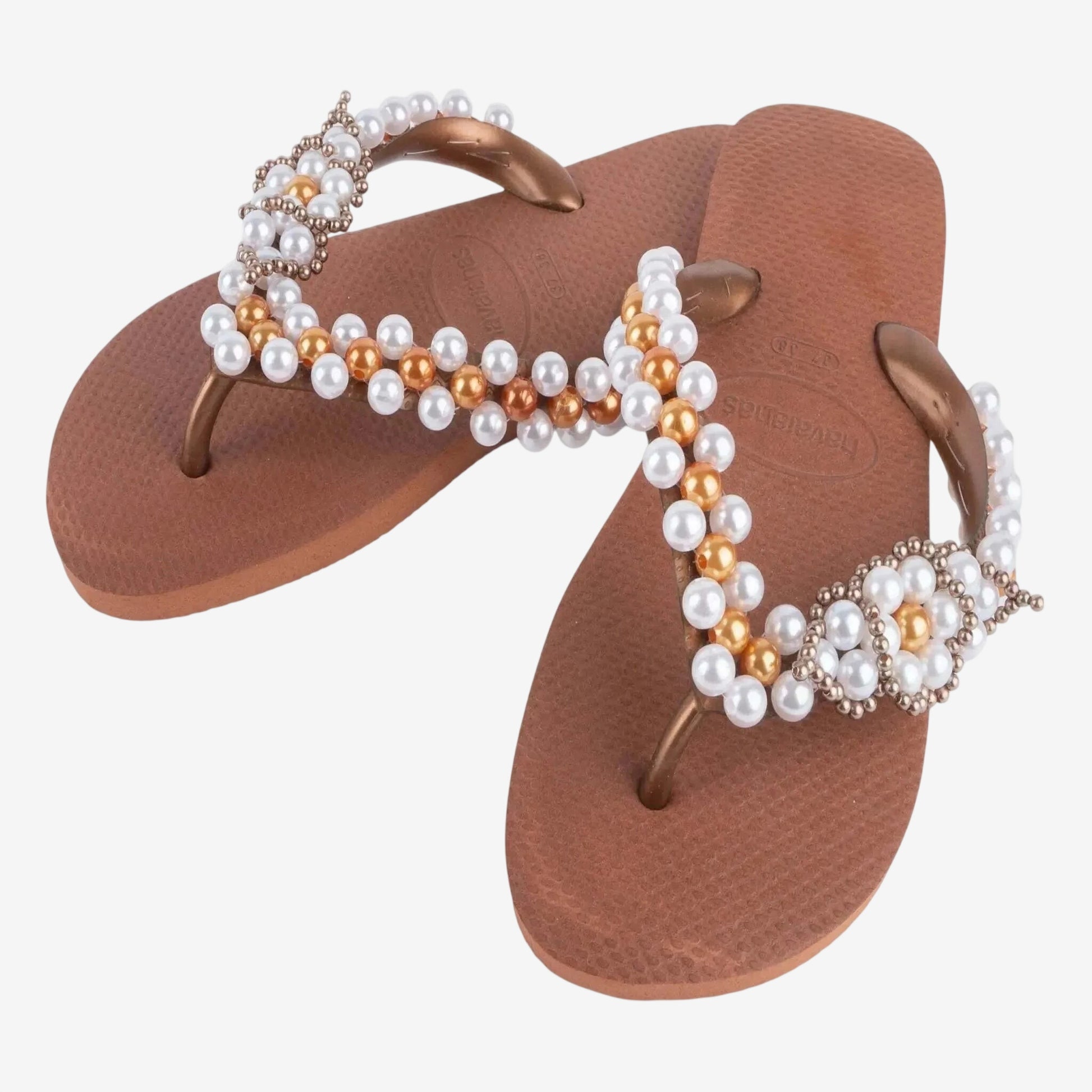 Infradito Havaianas color ruggine con cinturini decorati da perle bianche e oro fatte a mano.